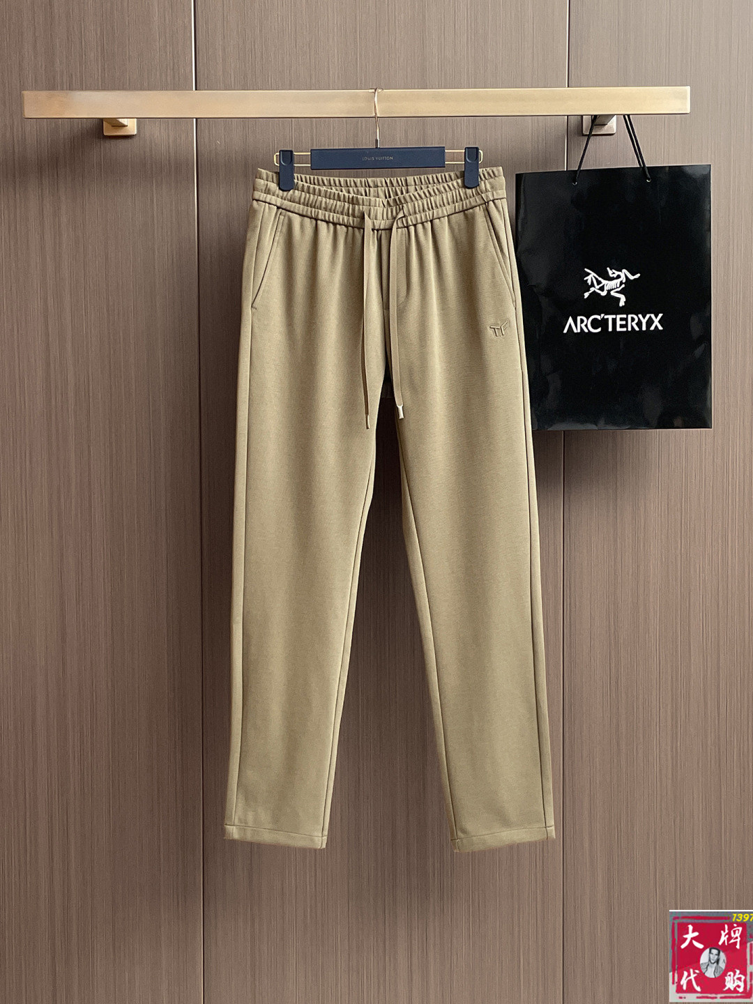 NO:571141,TF's popular casual pants are highly elastic and slimming. They are simple and versatile. They are made with fine workmanship and you can see the care in every stitch. They are the favorite of many celebrities and Internet celebrities. They lengthen the body proportions!  Slightly elastic ^_^Comfortable fabric, yardage 30-38,,tom ford,alexander wang19860909TF 爆款休闲裤 高弹显瘦必爆简约百搭爆款,做工精细,每一针都看得到用心,超多明星网红最爱 拉长身材比例哦！微弹 ^_^舒适面料 码数30-38,,tom ford,alexander wang,Men's clothing