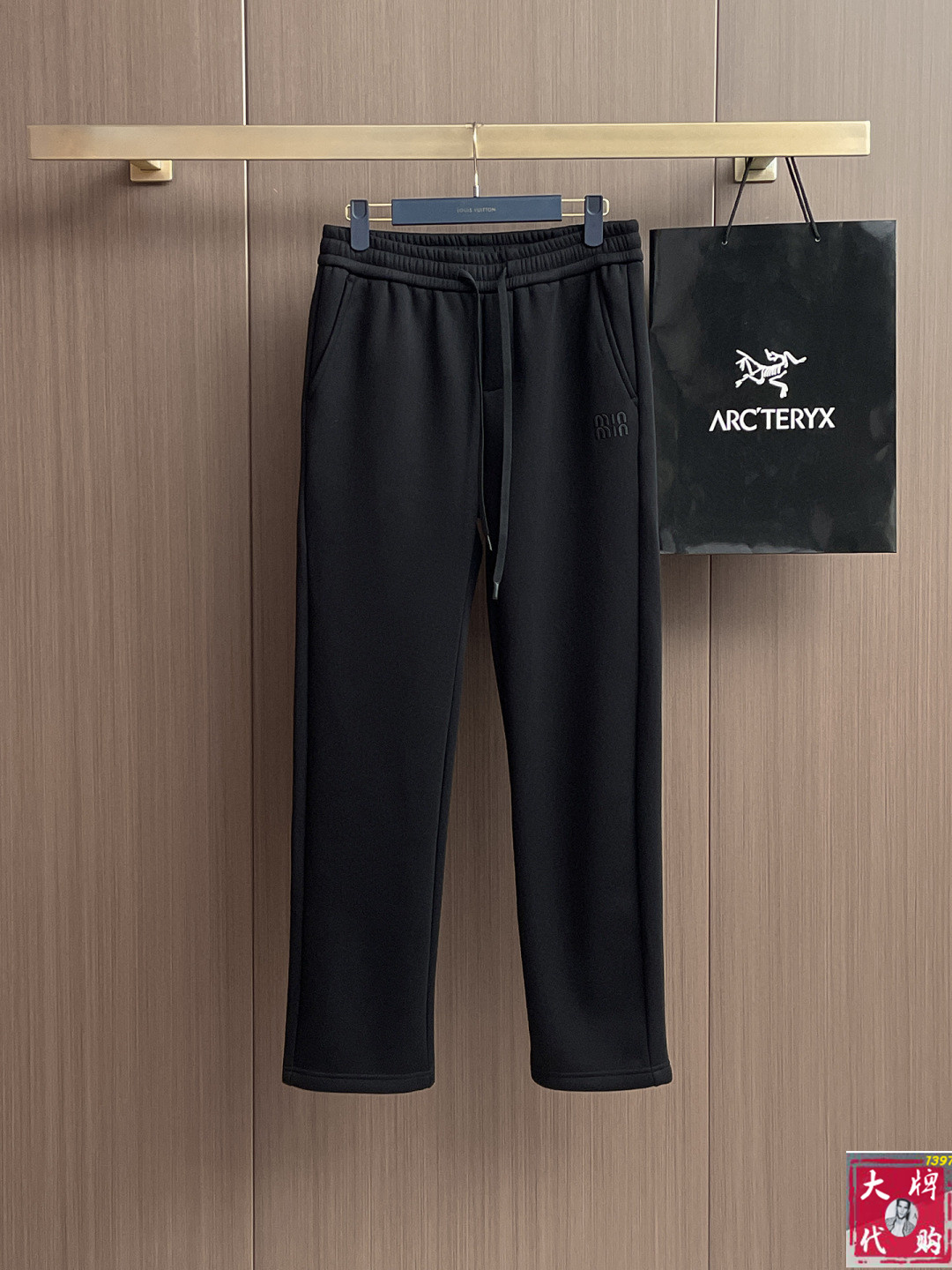 NO:571144,Miumiu Miu Miu's popular casual pants are highly elastic, slimming, simple and versatile. They are made with fine workmanship and you can see the care in every stitch. They are loved by many celebrities and Internet celebrities to lengthen their body proportions!  Micro-elastic ^_^Comfortable fabric, yardage 30-38,,miumiu,alexander wang19860909Miumiu 缪缪 爆款休闲裤 高弹显瘦必爆简约百搭爆款,做工精细,每一针都看得到用心,超多明星网红最爱 拉长身材比例哦！微弹 ^_^舒适面料 码数30-38,,miumiu,alexander wang,Men's clothing