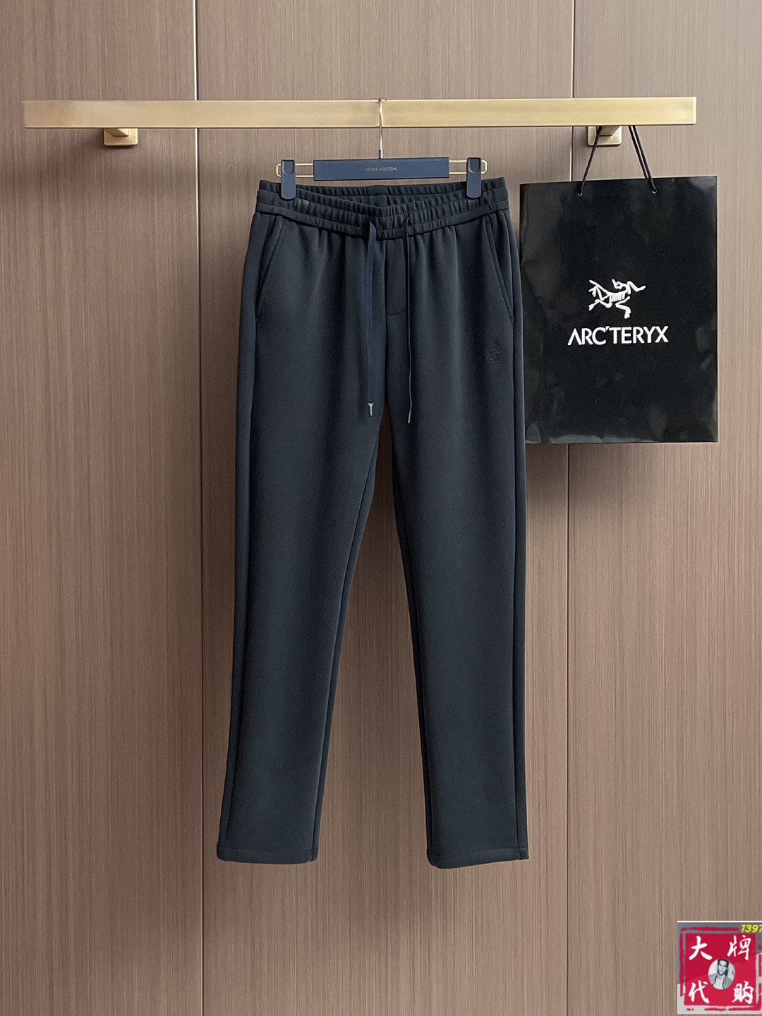 NO:571146,Prada's popular casual pants are highly elastic, slimming, simple and versatile. They are made with fine workmanship and you can see the care in every stitch. They are loved by many celebrities and Internet celebrities to lengthen their body proportions!  Slightly elastic ^_^Comfortable fabric, yardage 30-38,, prada, prada, alexander wang19860909Prada 普拉达 爆款休闲裤 高弹显瘦必爆简约百搭爆款,做工精细,每一针都看得到用心,超多明星网红最爱 拉长身材比例哦！微弹 ^_^舒适面料 码数30-38,,prada,prada,alexander wang,Men's clothing