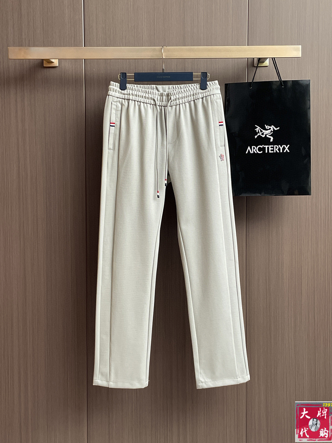 NO:571148,Moncler's hot-selling casual pants are highly elastic and slimming. They are simple and versatile. They are made with fine workmanship and you can see the care in every stitch. They are loved by many celebrities and internet celebrities to lengthen their body proportions!  Slightly elastic ^_^Comfortable fabric, yardage 30-38,,Moncler,alexander wang19860909Moncler 蒙口 爆款休闲裤 高弹显瘦必爆简约百搭爆款,做工精细,每一针都看得到用心,超多明星网红最爱 拉长身材比例哦！微弹 ^_^舒适面料 码数30-38,,Moncler,alexander wang,Men's clothing
