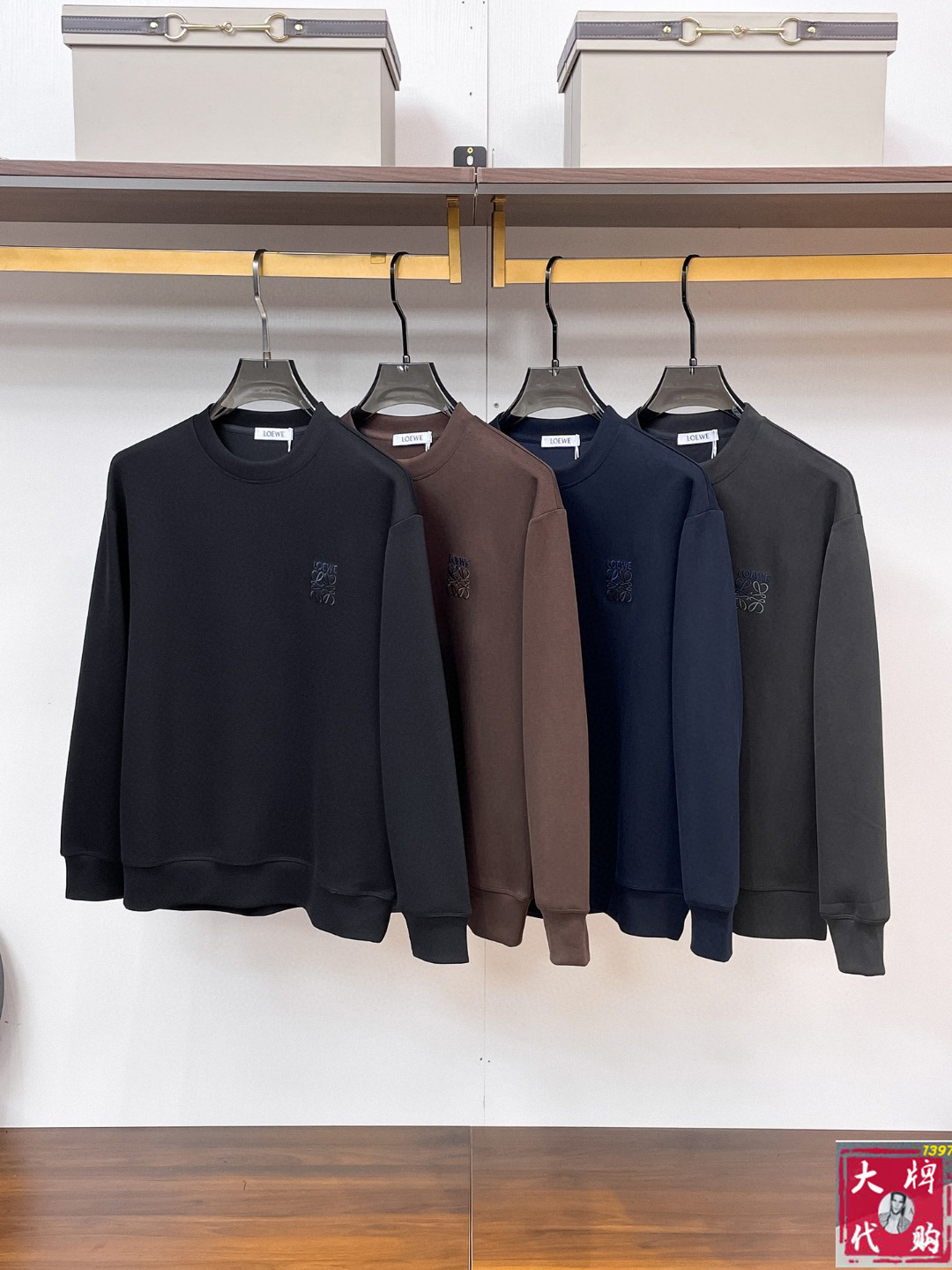 NO:571121,Loewe autumn high-weight sweatshirt, 360g vertical grain textured fabric is exquisite and delicate. The fabric is stiff, anti-wrinkle and wear-resistant, moisture-absorbent, quick-drying and breathable, neat and stylish. Size M- 3XL,,loewe,loewe,hoodie,sweatshirts,alexander wang19860909Loewe 罗意威秋季高克重卫衣、360克竖纹纹理面料精致细腻.面料挺括抗皱耐磨,吸湿速干透气,利落有型 码数 M- 3XL,,loewe,loewe,hoodie,sweatshirts,alexander wang,Men's clothing