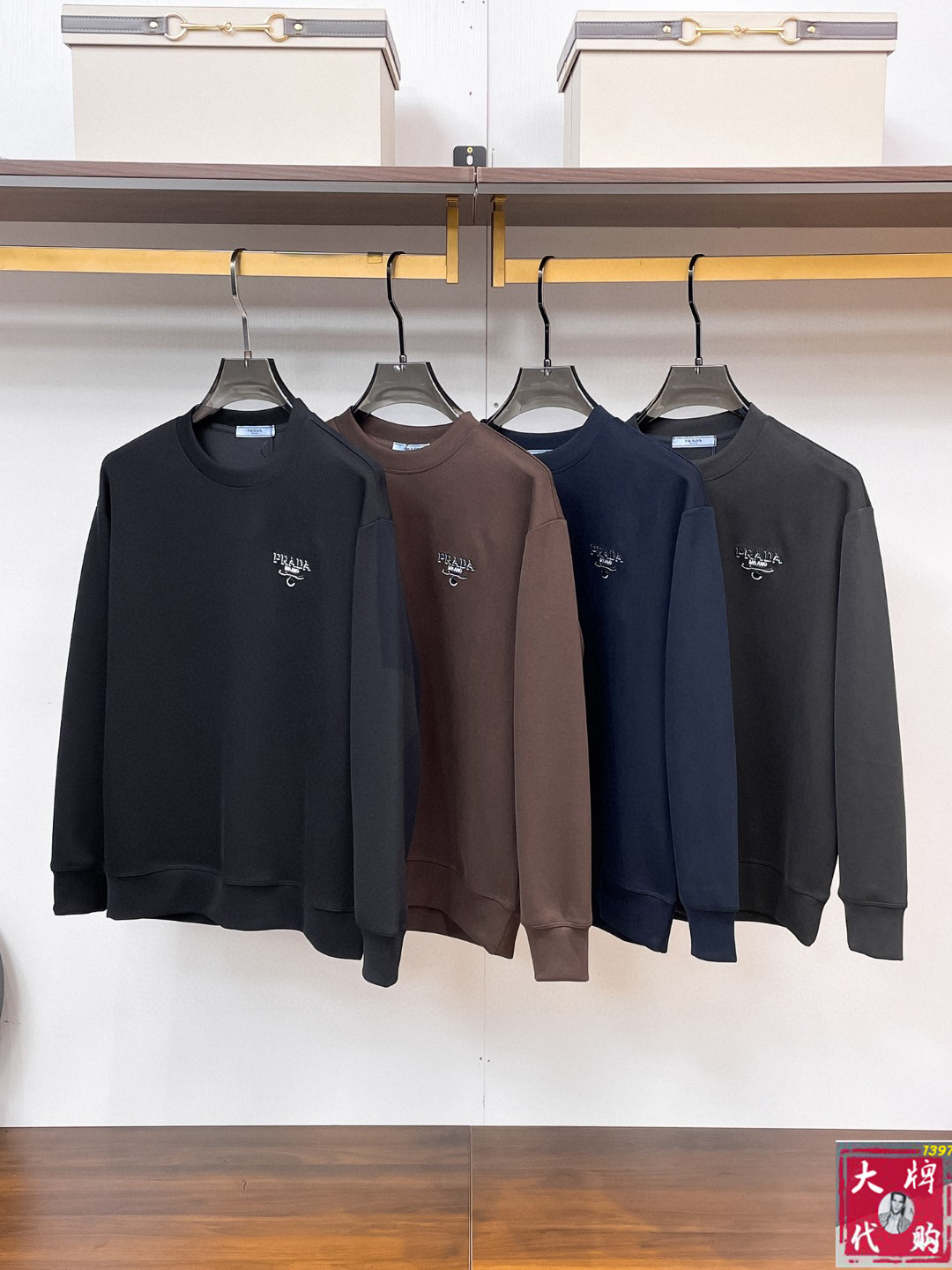 NO:571124,Prada autumn high-weight sweatshirt, 360g vertical grain textured fabric is exquisite and delicate. The fabric is stiff, anti-wrinkle and wear-resistant, moisture-absorbent, quick-drying and breathable, neat and stylish. Size M- 3XL,, prada, prada, hoodie, sweatshirts, alexander wang19860909Prada 普拉达秋季高克重卫衣、360克竖纹纹理面料精致细腻.面料挺括抗皱耐磨,吸湿速干透气,利落有型 码数 M- 3XL,,prada,prada,hoodie,sweatshirts,alexander wang,Men's clothing