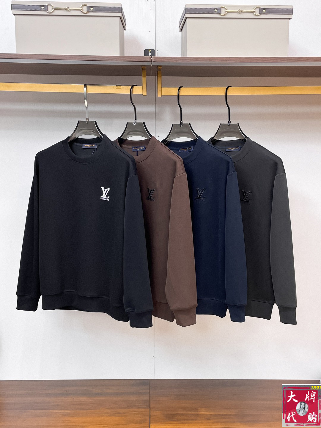 NO:571130,LV Louis Vuitton autumn high weight sweatshirt, 360g vertical grain textured fabric is exquisite and delicate. The fabric is stiff, anti-wrinkle and wear-resistant, moisture-absorbent, quick-drying and breathable, neat and stylish. Size M- 3XL,,louis vuitton,louis vuitton,hoodie,sweatshirts,alexander wang19860909LV 路易威登秋季高克重卫衣、360克竖纹纹理面料精致细腻.面料挺括抗皱耐磨,吸湿速干透气,利落有型 码数 M- 3XL,,louis vuitton,louis vuitton,hoodie,sweatshirts,alexander wang,Men's clothing