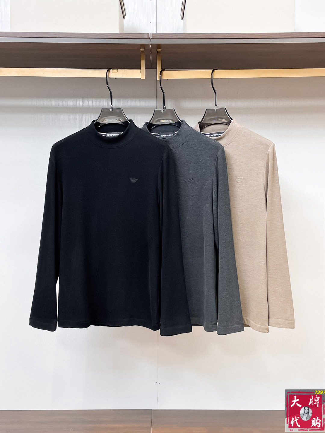 NO:571136,Armani Armani autumn high weight sweatshirt, 360g vertical grain textured fabric is exquisite and delicate. The fabric is stiff, anti-wrinkle and wear-resistant, moisture-absorbent, quick-drying and breathable, neat and stylish. Size M- 3XL,,armani,armani,hoodie,sweatshirts,alexander wang19860909Armani 阿玛尼秋季高克重卫衣、360克竖纹纹理面料精致细腻.面料挺括抗皱耐磨,吸湿速干透气,利落有型 码数 M- 3XL,,armani,armani,hoodie,sweatshirts,alexander wang,Men's clothing