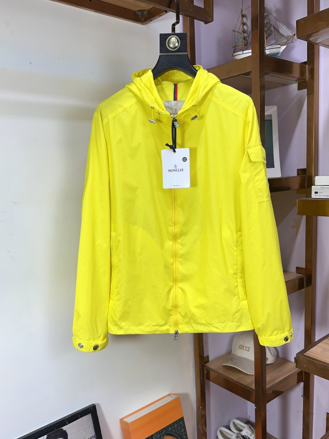 NO:571153,Moncler's top-notch business versatile jacket has a high-end customized versatile style that anyone can easily control. The fabric is fully customized and the latest logo design of the luxury classic brand on the chest is very classy and a must-have for those who know what to buy!  The tailoring is a slim fit, very refined, shows off aura, and highlights the sophistication of a business man. This is unique. It has just the right fit and a great upper body effect. Sizes 1-6, Moncler, jackets & coats, alexander wang19860909Moncler 蒙口 顶级商务百搭外套高级定制百搭款式 任何人都可以轻松驾驭 面料全订制工艺 胸前奢华经典品牌最新logo设计,非常显档次懂货的必须入！版型剪裁属于修身款 非常精致,显气场,又会凸显商务男士的精致,这就是独到之处,恰到好处的修身,上身效果非常赞.尺码1-6码,,Moncler,jackets & coats,alexander wang,Men's clothing