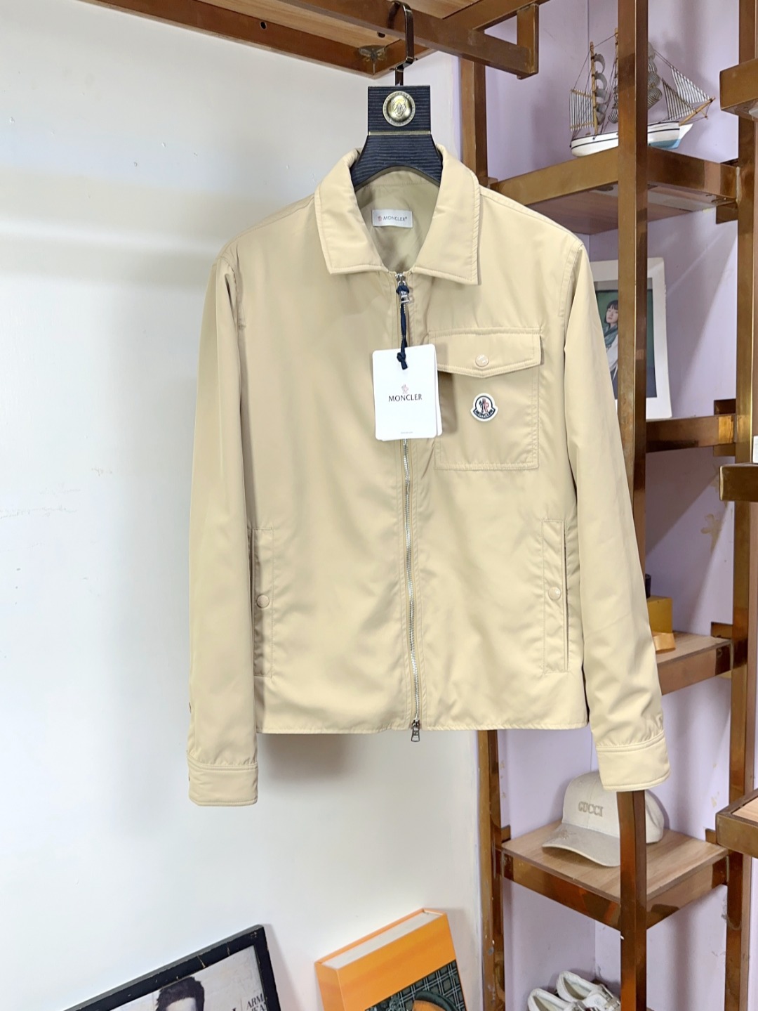 NO:571149,Moncler's top-notch business versatile jacket has a high-end customized versatile style that anyone can easily control. The fabric is fully customized and the latest logo design of the luxury classic brand on the chest is very classy and a must-have for those who know what to buy!  The tailoring is a slim fit, very refined, shows off aura, and highlights the sophistication of a business man. This is unique, it is just right for slim fit, and the upper body effect is very good. Sizes M-3XL (up to 190 pounds), Moncler, jackets & coats, alexander wang19860909Moncler 蒙口 顶级商务百搭外套高级定制百搭款式 任何人都可以轻松驾驭 面料全订制工艺 胸前奢华经典品牌最新logo设计,非常显档次懂货的必须入！版型剪裁属于修身款 非常精致,显气场,又会凸显商务男士的精致,这就是独到之处,恰到好处的修身,上身效果非常赞.尺码M-3XL（最大穿到190斤）,,Moncler,jackets & coats,alexander wang,Men's clothing