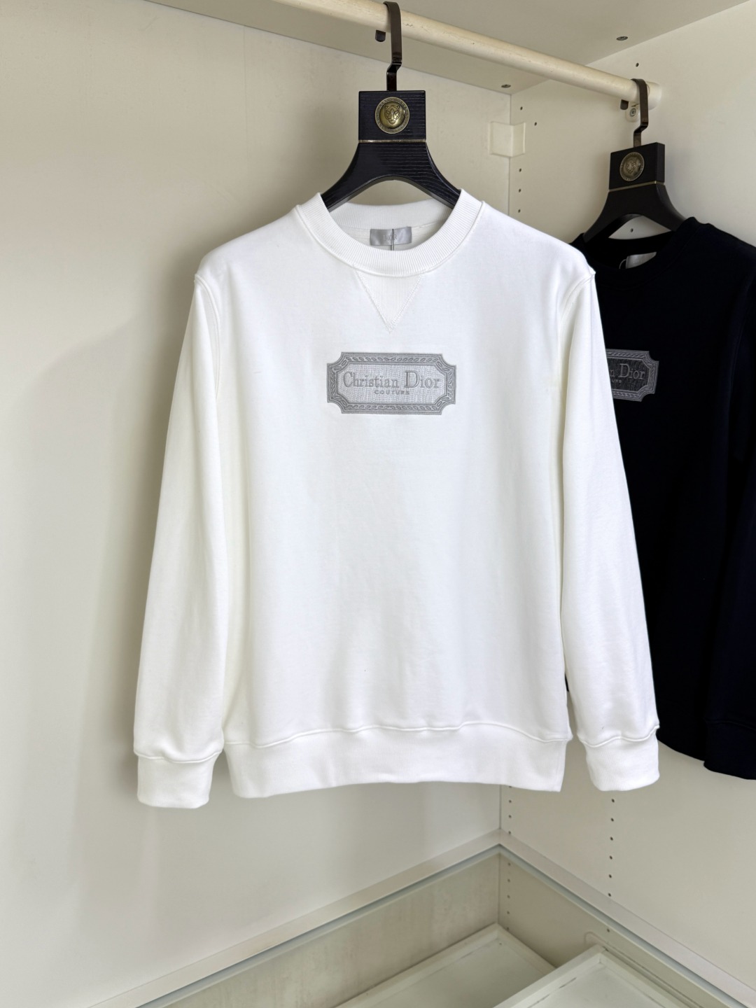 NO:681463,DIOR Dior round neck sweatshirt, the latest and highest version, exquisite craftsmanship, the highest quality counter original pullover, top production technology imported fabrics, counter quality heavy embroidery design, imported high-end custom fabrics, imported silk threads with first-class feel!  The same styles for men and women are on sale on the official website!  Three complete standards, sizes S-XL, dior, dior, hoodie, sweatshirts,19860909DIOR 迪奥 圆领卫衣 最新最顶级版本精美工艺,最顶级的品质专柜原单套头衫,顶级制作工艺进口面料,专柜品质重工刺绣设计,采用进口高端订制面料,进口丝线手感一流！男女同款官网在售！三标齐全 码数S-XL,,dior,dior,hoodie,sweatshirts,,Men's clothing