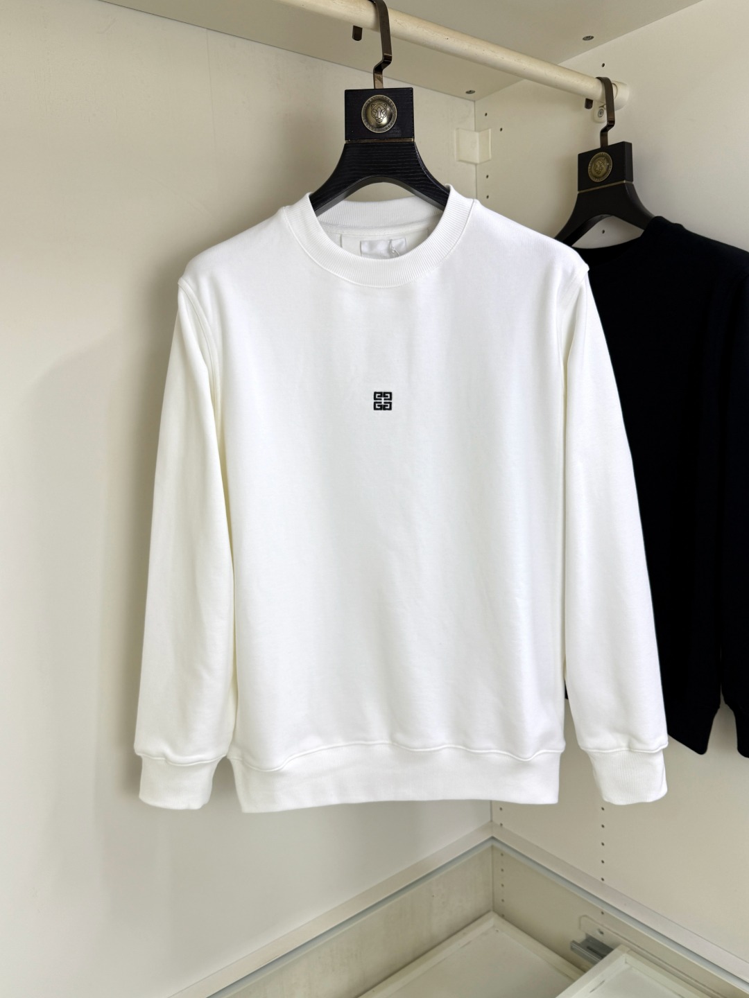 NO:681453,Givenchy crew neck sweatshirt, the latest and highest version with exquisite craftsmanship, the highest quality counter original pullover, top production technology imported fabrics, counter quality heavy embroidery design, imported high-end custom fabrics, imported silk threads with first-class feel!  The same styles for men and women are on sale on the official website!  Three complete standards, sizes S-XL,,givenchy,givenchy,hoodie,sweatshirts,19860909Givenchy 纪梵希 圆领卫衣 最新最顶级版本精美工艺,最顶级的品质专柜原单套头衫,顶级制作工艺进口面料,专柜品质重工刺绣设计,采用进口高端订制面料,进口丝线手感一流！男女同款官网在售！三标齐全 码数S-XL,,givenchy,givenchy,hoodie,sweatshirts,,Men's clothing