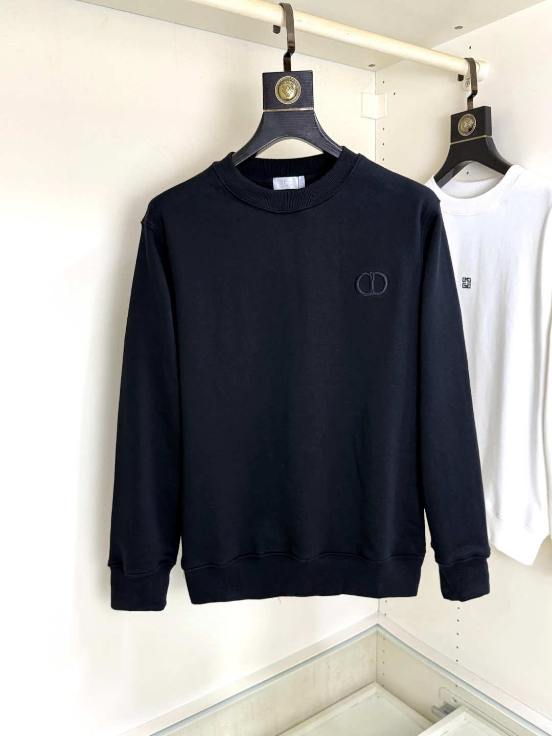 NO:743711,DIOR Dior round neck sweatshirt, the latest and highest version, exquisite craftsmanship, the highest quality counter original pullover, top production technology imported fabrics, counter quality heavy embroidery design, imported high-end custom fabrics, imported silk threads with first-class feel!  The same styles for men and women are on sale on the official website!  Three complete standards, sizes S-XL, dior, dior, hoodie, sweatshirts,19860909DIOR 迪奥 圆领卫衣 最新最顶级版本精美工艺,最顶级的品质专柜原单套头衫,顶级制作工艺进口面料,专柜品质重工刺绣设计,采用进口高端订制面料,进口丝线手感一流！男女同款官网在售！三标齐全 码数S-XL,,dior,dior,hoodie,sweatshirts,,Men's clothing