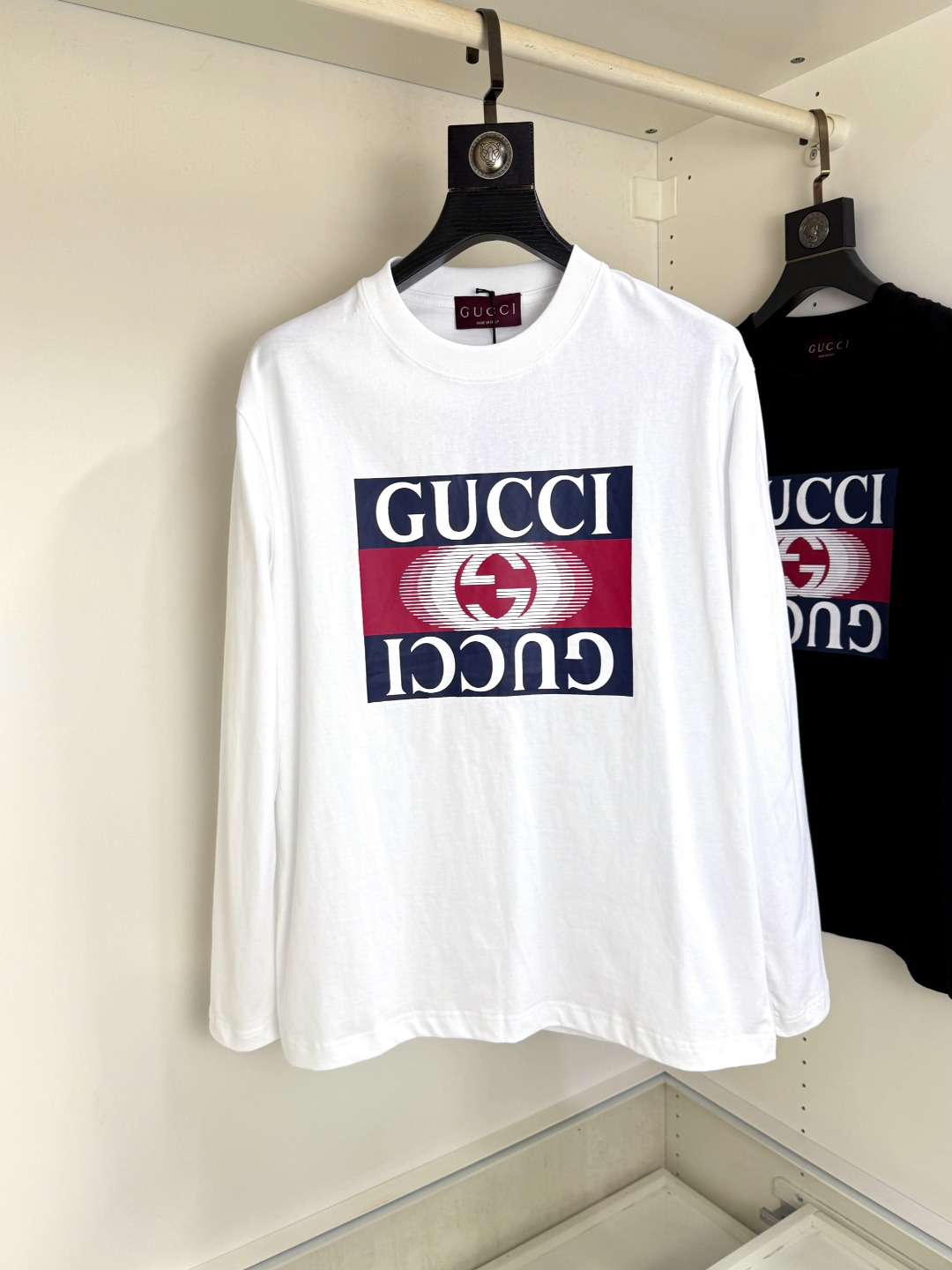 NO:656622,Gucci 2025 Autumn and Winter round neck embroidered long-sleeved T-shirt base layer. The elemental logo badge highlights the casual fashion charm and still leads the fashion style. It selects long-staple cotton yarn and 260g worsted high-count heavy-weight custom-woven and dyed fabrics. It is washed at high temperature before cutting to shape, and the finished product is washed softly. It feels skin-friendly when worn. The cotton is soft and has a natural drape. It is synchronized with the counter and has a loose version with slightly dropped shoulders. It can be salty or sweet, suitable for both men and women, and is super versatile.  Using machine embroidery, the delicate and full texture is highlighted, bringing a new experience to fashion sports and leisure!  !  Sizes XS-XL19860909Gucci 古奇 2025秋冬 圆领刺绣长袖T恤打底衫 元素性的Logo徽章凸显休闲时尚魅力,依然独领时尚风骚,甄选长绒棉纱,260g精纺高支重磅定织定染面料,裁前高温洗水定型,成品再洗柔,穿着感受亲肤棉柔,垂感自然.专柜同步,微落肩宽松版型,可盐可甜,男女皆宜,超百搭. 采用器械刺绣,细腻饱满的质感突显,为时尚运动休闲带来全新体验！！ 尺码 XS-XL XS码肩宽48 胸围100 衣长68 S码肩宽50 胸围104 衣长70 M码肩宽52 胸围108 衣长72 L码肩宽54 胸围112 衣长74 XL码肩宽56 胸围116 衣长76,,gucci,tees，t-shirt,alexander wang,Men's clothing