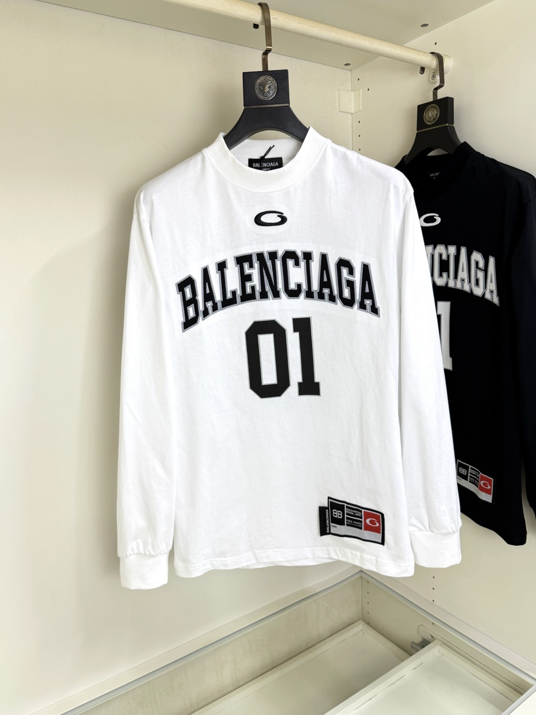 NO:775505,Balenciaga Balenciaga 2025 autumn and winter round neck embroidered long-sleeved T-shirt base layer  The elemental logo badge highlights the charm of casual fashion and still leads the fashion trend. It selects long-staple cotton yarn and 260g worsted high-count heavyweight custom-woven and dyed fabrics. It is washed at high temperature to set the shape before cutting, and the finished product is washed softly. It feels skin-friendly and cotton-soft with natural drape. The counter is synchronized with the slightly dropped shoulders and loose version. It can be salty or sweet, suitable for both men and women. It is super versatile. The use of machine embroidery highlights the delicate and full texture, bringing a new experience to fashionable sports and leisure!  !  Sizes XS-XL19860909balenciaga 巴黎世家 2025秋冬 圆领刺绣长袖T恤打底衫 元素性的Logo徽章凸显休闲时尚魅力,依然独领时尚风骚,甄选长绒棉纱,260g精纺高支重磅定织定染面料,裁前高温洗水定型,成品再洗柔,穿着感受亲肤棉柔,垂感自然.专柜同步,微落肩宽松版型,可盐可甜,男女皆宜,超百搭. 采用器械刺绣,细腻饱满的质感突显,为时尚运动休闲带来全新体验！！ 尺码 XS-XL XS码肩宽48 胸围100 衣长68 S码肩宽50 胸围104 衣长70 M码肩宽52 胸围108 衣长72 L码肩宽54 胸围112 衣长74 XL码肩宽56 胸围116 衣长76,,balenciaga,balenciaga,tees，t-shirt,,Men's clothing