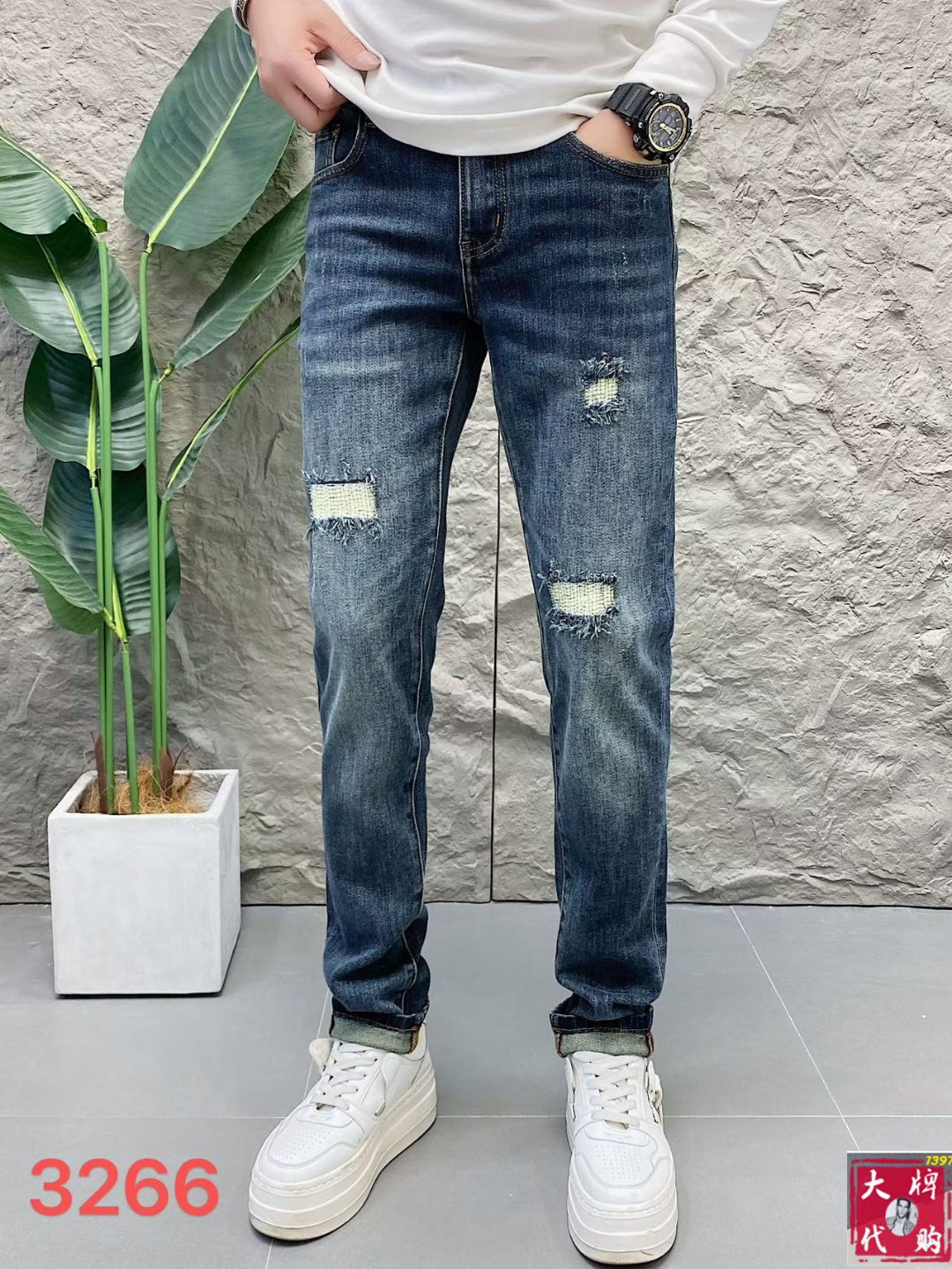 NO:573063,Burberry men's jeans original factory original fabric original wash water!  Imported original washed elastic fabric, complicated handicraft superposition, any washing process will turn into a completely different color effect if you stay for a few seconds longer, so it is more precious, especially durable and taste-resistant... Use the best elastic texture of tannin, genuine leather labels, high-end metal accessories... to create a unique and original jeans style!  Original hardware accessories, super correct fit, comfortable and breathable, extremely high grade, counter quality, handsome upper body. Size 29-38,,burberry,burberry,jeans,alexander wang19860909Burberry 巴宝莉 男士牛仔裤原厂原布原洗水！进口原版水洗弹力面料,复杂的手工艺叠加,任何一个洗水环节多停留几秒都会变成完全不一样的颜色效果,所以越加珍贵,特别持久、耐味…… 选用上乘的丹宁弹力质感,真皮皮牌、高定的金属辅料……打造出独特及原创的牛仔裤款型！原版五金辅料,版型超正,舒适透气,档次极高,专柜品质,上身帅气十足. 码数29-38,,burberry,burberry,jeans,alexander wang,Men's clothing