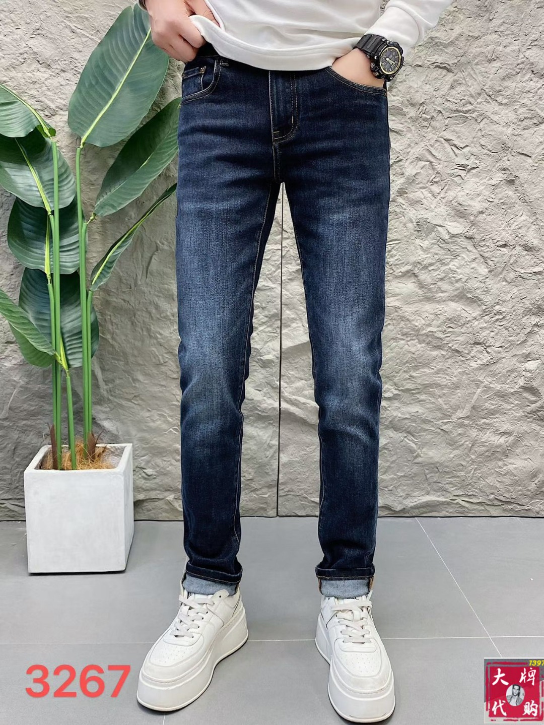 NO:573066,Gucci Gucci men's jeans original factory original fabric original wash water!  Imported original washed elastic fabric, complicated handicraft superposition, any washing process will turn into a completely different color effect if you stay for a few seconds longer, so it is more precious, especially durable and taste-resistant... Use the best elastic texture of tannin, genuine leather labels, high-end metal accessories... to create a unique and original jeans style!  Original hardware accessories, super correct fit, comfortable and breathable, extremely high grade, counter quality, handsome upper body. Size 29-38,,gucci,jeans,alexander wang19860909Gucci 古奇 男士牛仔裤原厂原布原洗水！进口原版水洗弹力面料,复杂的手工艺叠加,任何一个洗水环节多停留几秒都会变成完全不一样的颜色效果,所以越加珍贵,特别持久、耐味…… 选用上乘的丹宁弹力质感,真皮皮牌、高定的金属辅料……打造出独特及原创的牛仔裤款型！原版五金辅料,版型超正,舒适透气,档次极高,专柜品质,上身帅气十足. 码数29-38,,gucci,jeans,alexander wang,Men's clothing