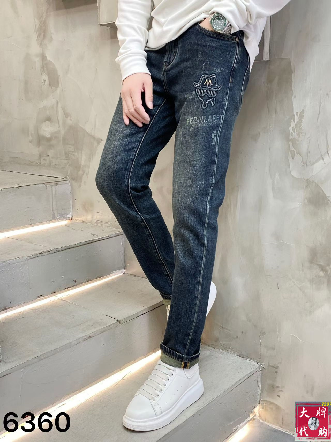 NO:573069,Fendi Fendi men's jeans original factory original fabric original wash water!  Imported original washed elastic fabric, complicated handicraft superposition, any washing process will turn into a completely different color effect if you stay for a few seconds longer, so it is more precious, especially durable and taste-resistant... Use the best elastic texture of tannin, genuine leather labels, high-end metal accessories... to create a unique and original jeans style!  Original hardware accessories, super correct fit, comfortable and breathable, extremely high grade, counter quality, handsome upper body. Size 29-38,, fendi, fendi, jeans, alexander wang19860909Fendi 芬迪 男士牛仔裤原厂原布原洗水！进口原版水洗弹力面料,复杂的手工艺叠加,任何一个洗水环节多停留几秒都会变成完全不一样的颜色效果,所以越加珍贵,特别持久、耐味…… 选用上乘的丹宁弹力质感,真皮皮牌、高定的金属辅料……打造出独特及原创的牛仔裤款型！原版五金辅料,版型超正,舒适透气,档次极高,专柜品质,上身帅气十足. 码数29-38,,fendi,fendi,jeans,alexander wang,Men's clothing