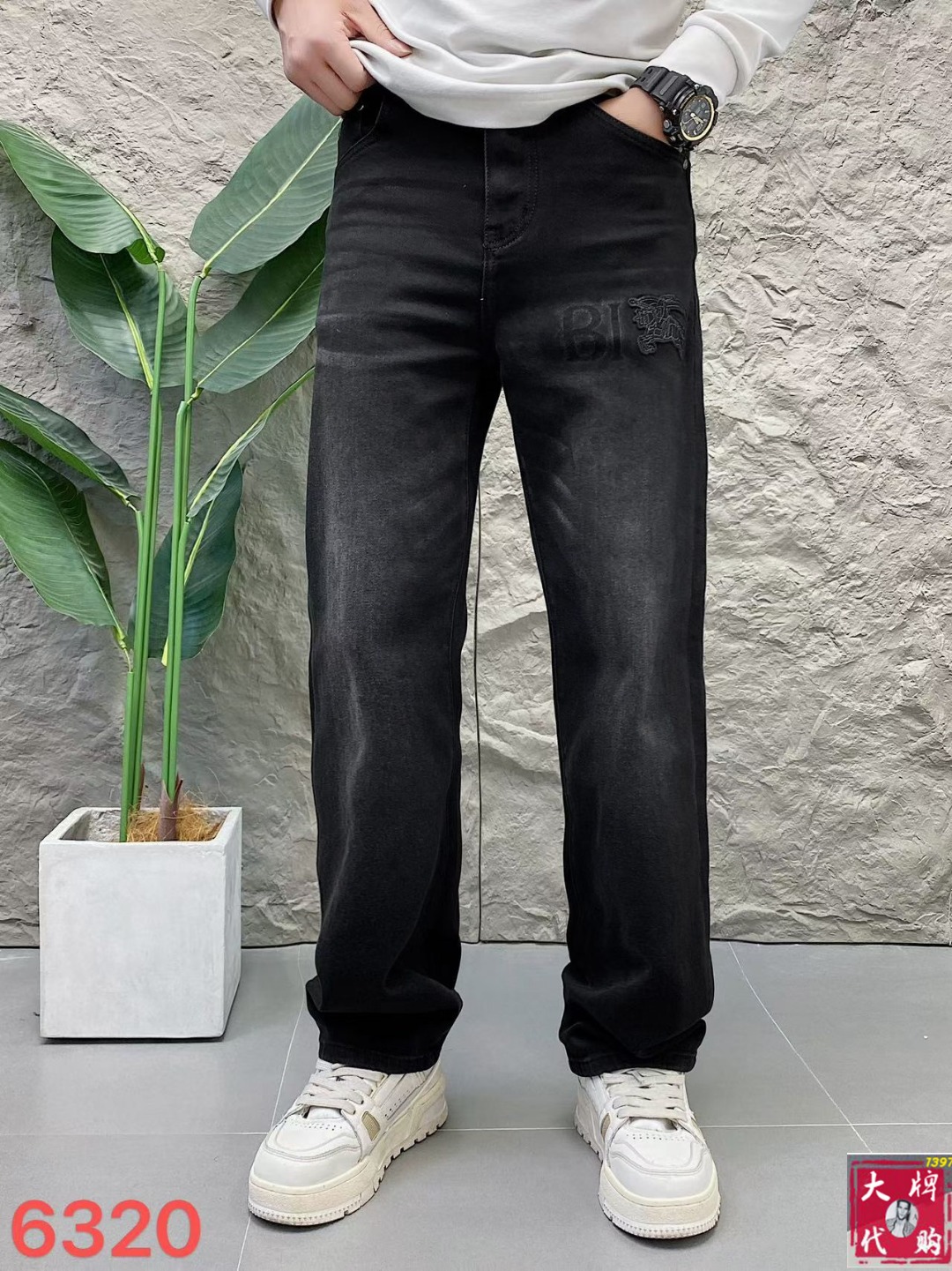 NO:573080,Burberry men's jeans original factory original fabric original wash water!  Imported original washed elastic fabric, complicated handicraft superposition, any washing process will turn into a completely different color effect if you stay for a few seconds longer, so it is more precious, especially durable and taste-resistant... Use the best elastic texture of tannin, genuine leather labels, high-end metal accessories... to create a unique and original jeans style!  Original hardware accessories, super correct fit, comfortable and breathable, extremely high grade, counter quality, handsome upper body. Size 29-38,,burberry,burberry,jeans,alexander wang19860909Burberry 巴宝莉 男士牛仔裤原厂原布原洗水！进口原版水洗弹力面料,复杂的手工艺叠加,任何一个洗水环节多停留几秒都会变成完全不一样的颜色效果,所以越加珍贵,特别持久、耐味…… 选用上乘的丹宁弹力质感,真皮皮牌、高定的金属辅料……打造出独特及原创的牛仔裤款型！原版五金辅料,版型超正,舒适透气,档次极高,专柜品质,上身帅气十足. 码数29-38,,burberry,burberry,jeans,alexander wang,Men's clothing