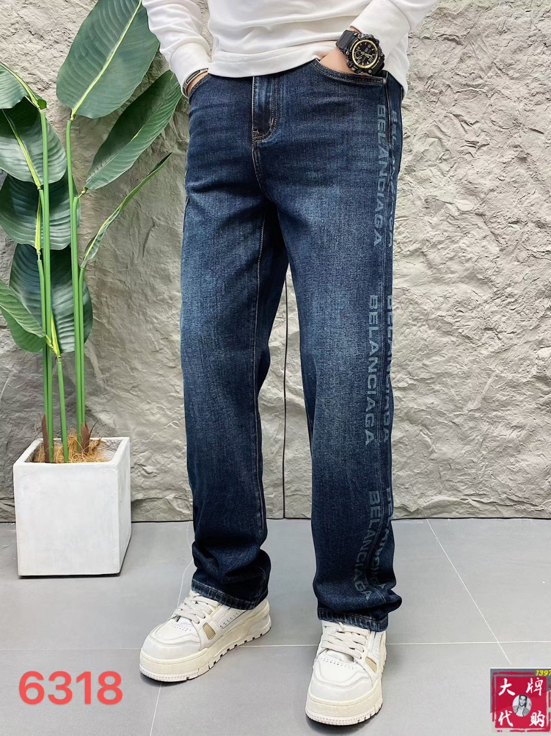 NO:573054,Balenciaga men's jeans, original factory, original fabric, original wash!  Imported original washed elastic fabric, complicated handicraft superposition, any washing process will turn into a completely different color effect if you stay for a few seconds longer, so it is more precious, especially durable and taste-resistant... Use the best elastic texture of tannin, genuine leather labels, high-end metal accessories... to create a unique and original jeans style!  Original hardware accessories, super correct fit, comfortable and breathable, extremely high grade, counter quality, handsome upper body. Size 29-38, balenciaga, jeans, alexander wang19860909巴黎世家 男士牛仔裤原厂原布原洗水！进口原版水洗弹力面料,复杂的手工艺叠加,任何一个洗水环节多停留几秒都会变成完全不一样的颜色效果,所以越加珍贵,特别持久、耐味…… 选用上乘的丹宁弹力质感,真皮皮牌、高定的金属辅料……打造出独特及原创的牛仔裤款型！原版五金辅料,版型超正,舒适透气,档次极高,专柜品质,上身帅气十足. 码数29-38,,balenciaga,jeans,alexander wang,Men's clothing