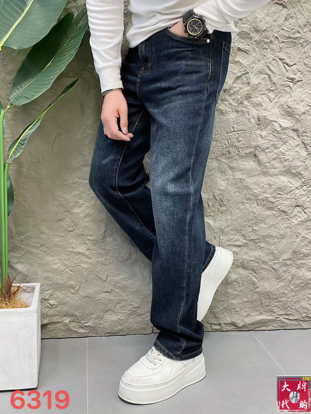 NO:573057,Armani Armani men's jeans original factory original fabric original wash water!  Imported original washed elastic fabric, complicated handicraft superposition, any washing process will turn into a completely different color effect if you stay for a few seconds longer, so it is more precious, especially durable and taste-resistant... Use the best elastic texture of tannin, genuine leather labels, high-end metal accessories... to create a unique and original jeans style!  Original hardware accessories, super correct fit, comfortable and breathable, extremely high grade, counter quality, handsome upper body. Size 29-38,,armani,armani,jeans,alexander wang19860909Armani 阿玛尼 男士牛仔裤原厂原布原洗水！进口原版水洗弹力面料,复杂的手工艺叠加,任何一个洗水环节多停留几秒都会变成完全不一样的颜色效果,所以越加珍贵,特别持久、耐味…… 选用上乘的丹宁弹力质感,真皮皮牌、高定的金属辅料……打造出独特及原创的牛仔裤款型！原版五金辅料,版型超正,舒适透气,档次极高,专柜品质,上身帅气十足. 码数29-38,,armani,armani,jeans,alexander wang,Men's clothing