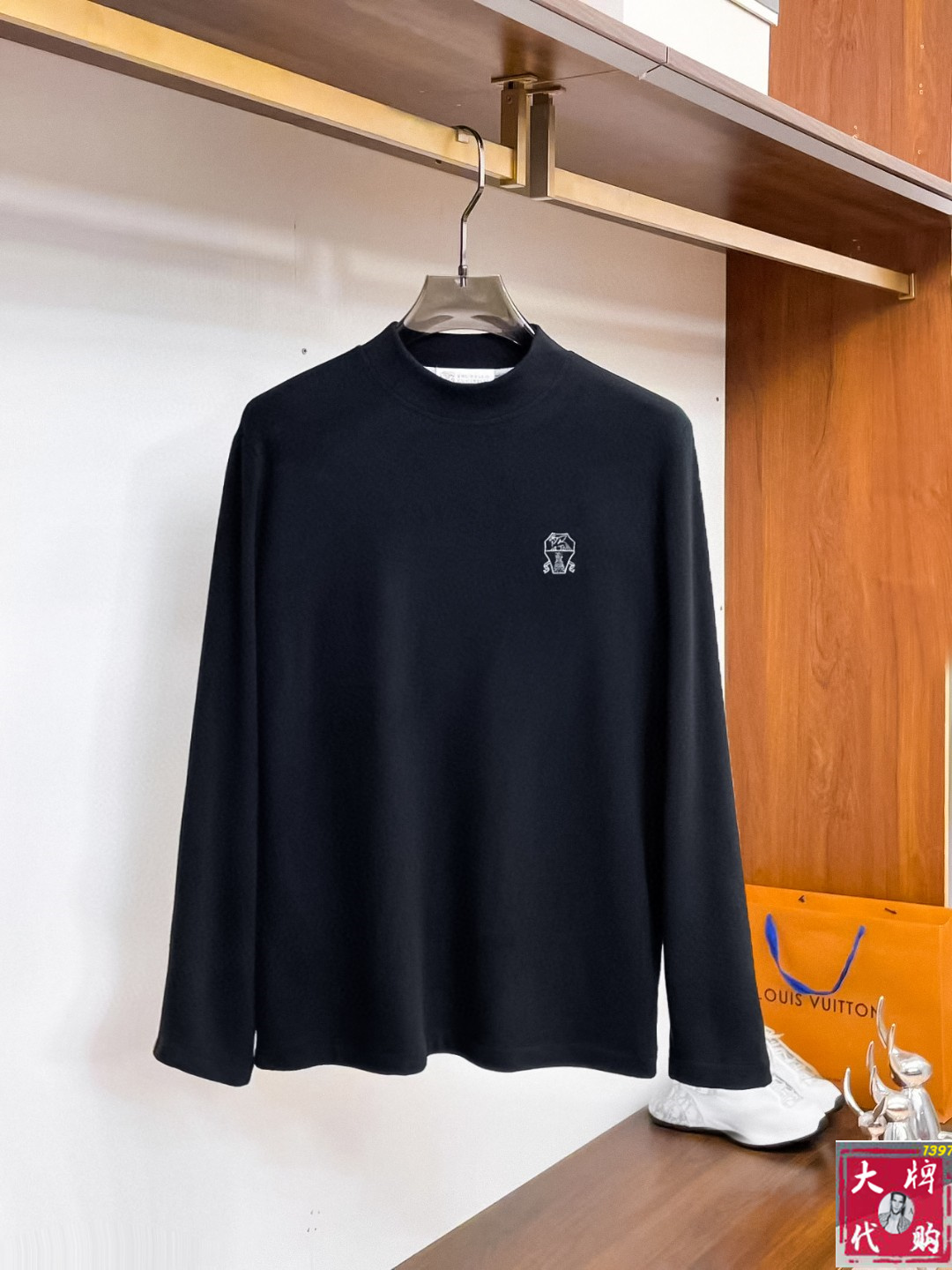 NO:573056,【BC】Fashionable and simple early autumn long-sleeved bottoming shirt. It is famous for its simple and delicate design and high-quality details. It is perfectly cut and meticulously used. It is suitable for any occasion. It feels excellent, comfortable and breathable! It is the choice of men who pay attention to practicality and quality. The quality of the original order is synchronized with the official website [strong]. New models are on the market and sold immediately [handshake] Size M-3XL,, alexander wang19860909【 BC】 时尚简约 早秋打底衫长袖 简洁细腻的设计和高质细节而闻名,裁剪完美,后用料一丝不苟,适合任何场合, 手感极佳 舒服又透气! 是注重实用和品质的男士的选择.原單品質 官網同步[强].新款上市 即转即卖 有大货[握手] 码数M-3XL,,alexander wang,Men's clothing