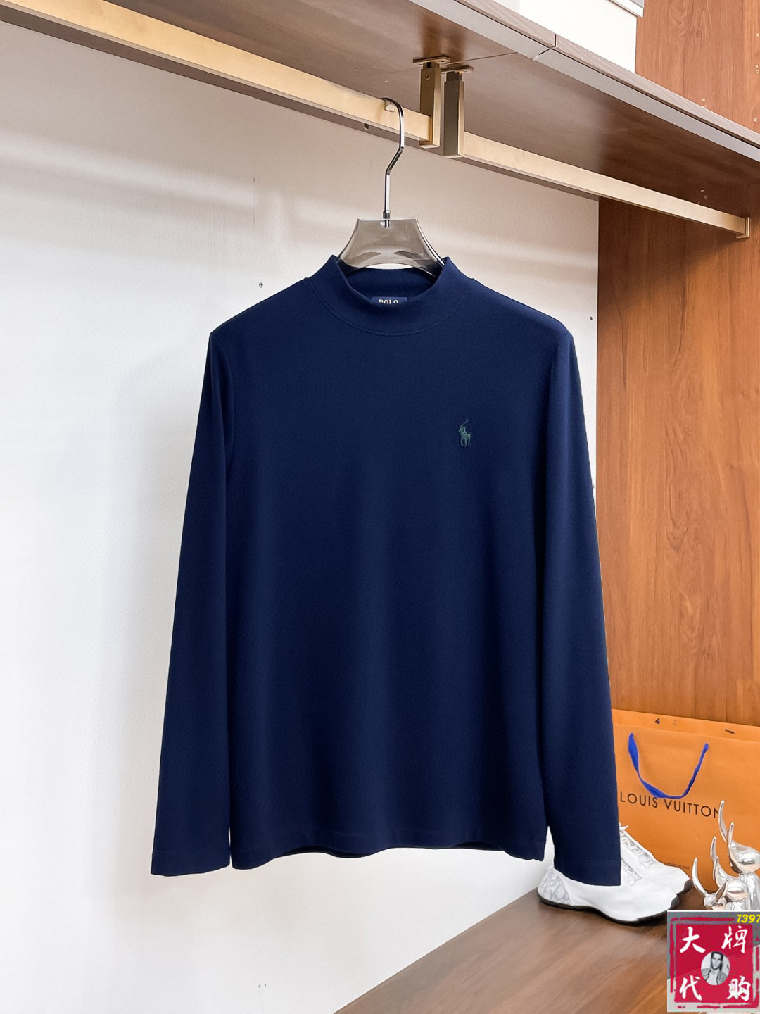 NO:573062,[POLO Paul] Fashionable and simple early autumn long-sleeved bottoming shirt. It is famous for its simple and delicate design and high-quality details. It is perfectly cut and meticulous in the use of materials. It is suitable for any occasion. It feels excellent, comfortable and breathable! It is the choice of men who pay attention to practicality and quality. The quality of the original order is synchronized with the official website [strong]. New models are on the market and sold immediately. Large quantities are available [handshake] Size M-3XL,, alexander wang19860909【 POLO 保罗】 时尚简约 早秋打底衫长袖 简洁细腻的设计和高质细节而闻名,裁剪完美,后用料一丝不苟,适合任何场合, 手感极佳 舒服又透气! 是注重实用和品质的男士的选择.原單品質 官網同步[强].新款上市 即转即卖 有大货[握手] 码数M-3XL,,alexander wang,Men's clothing