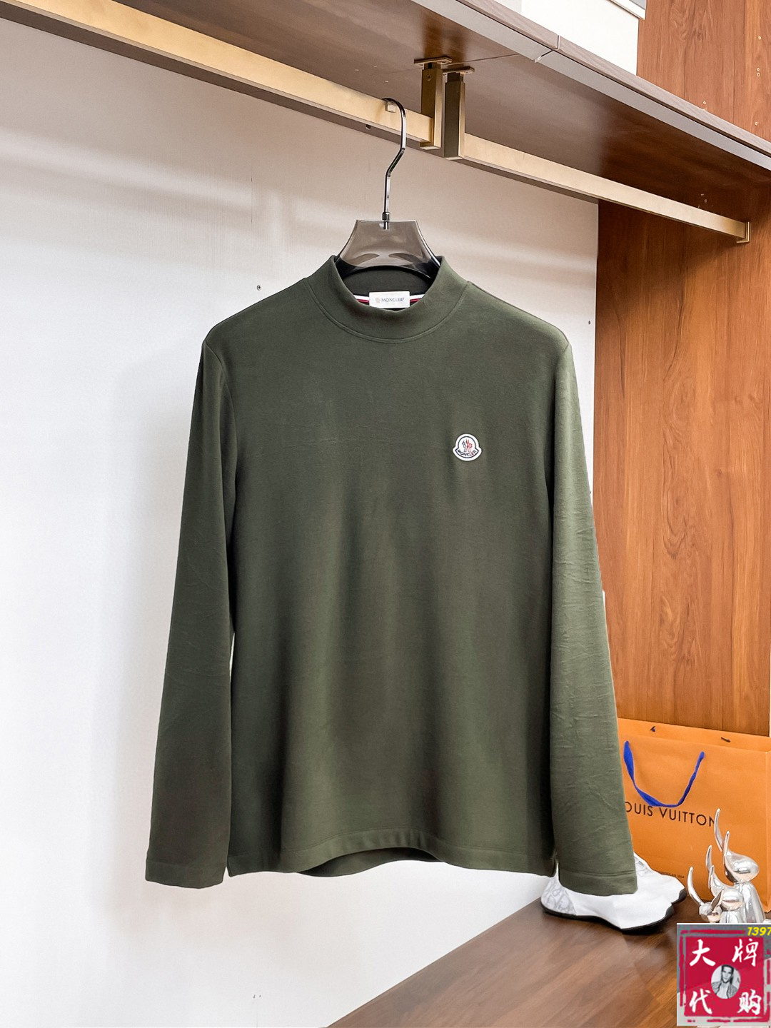 NO:573059,【Moncler】Fashionable and simple early autumn long-sleeved bottoming shirt. It is famous for its simple and delicate design and high-quality details. It is perfectly cut and meticulously used. It is suitable for any occasion. It feels excellent, comfortable and breathable! It is the choice for men who pay attention to practicality and quality. The quality of the original order is synchronized with the official website [strong]. New models are on the market and sold immediately. Large quantities are available [handshake] Size M-3XL, Moncler, alexander wang19860909【 Moncler 蒙口】 时尚简约 早秋打底衫长袖 简洁细腻的设计和高质细节而闻名,裁剪完美,后用料一丝不苟,适合任何场合, 手感极佳 舒服又透气! 是注重实用和品质的男士的选择.原單品質 官網同步[强].新款上市 即转即卖 有大货[握手] 码数M-3XL,,Moncler,alexander wang,Men's clothing