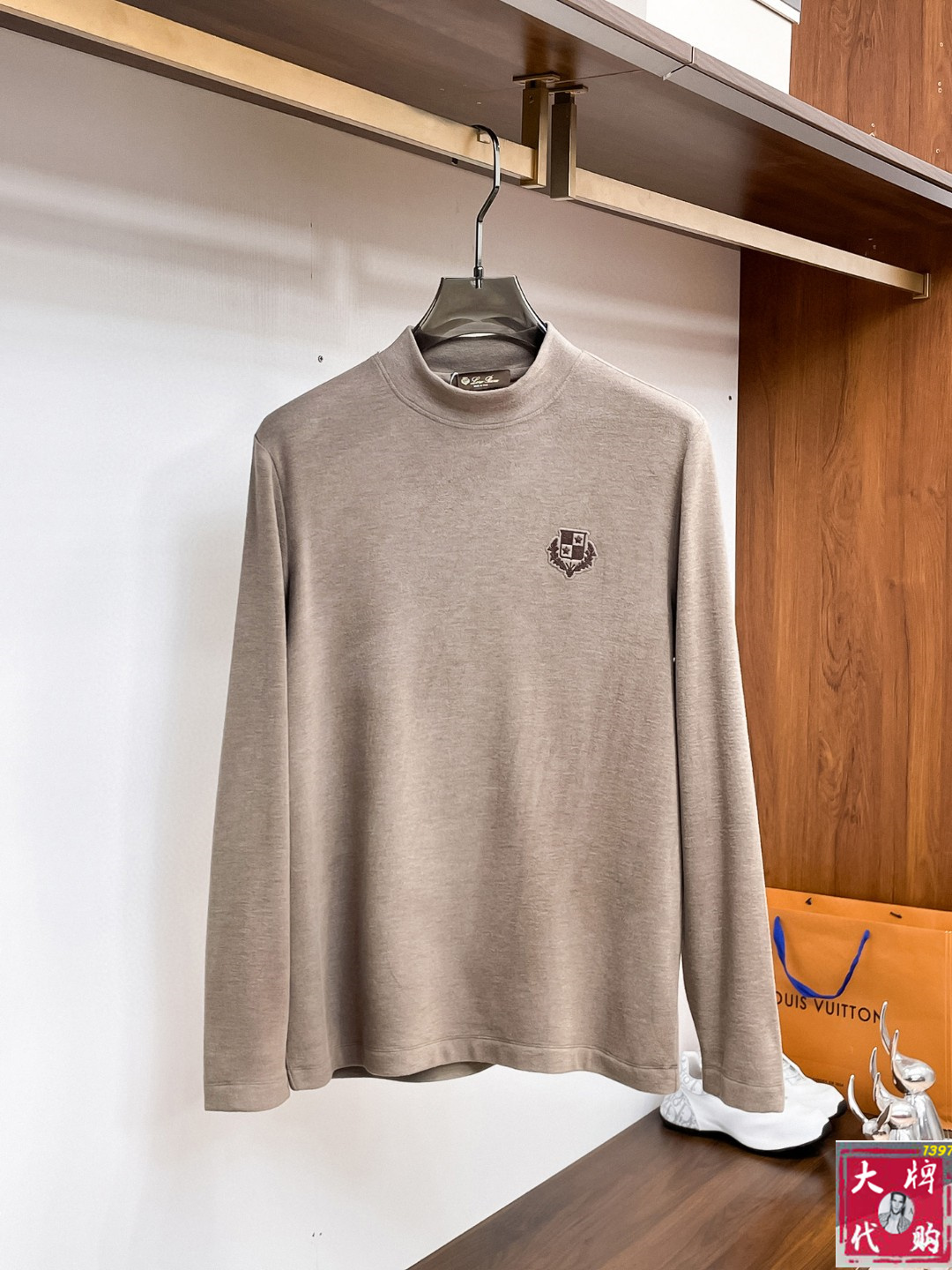 NO:573065,[LP Nuoyou Pianya] Fashionable and simple early autumn long-sleeved bottoming shirt. It is famous for its simple and delicate design and high-quality details. It is perfectly cut and meticulously used. It is suitable for any occasion. It feels excellent, comfortable and breathable! It is the choice for men who pay attention to practicality and quality. The quality of the original order is synchronized with the official website [strong]. New models are on the market and sold immediately. Large quantities are available [handshake] Size M-3XL, loro piana, alexander wang19860909【 LP 诺悠翩雅】 时尚简约 早秋打底衫长袖 简洁细腻的设计和高质细节而闻名,裁剪完美,后用料一丝不苟,适合任何场合, 手感极佳 舒服又透气! 是注重实用和品质的男士的选择.原單品質 官網同步[强].新款上市 即转即卖 有大货[握手] 码数M-3XL,,loro piana,alexander wang,Men's clothing