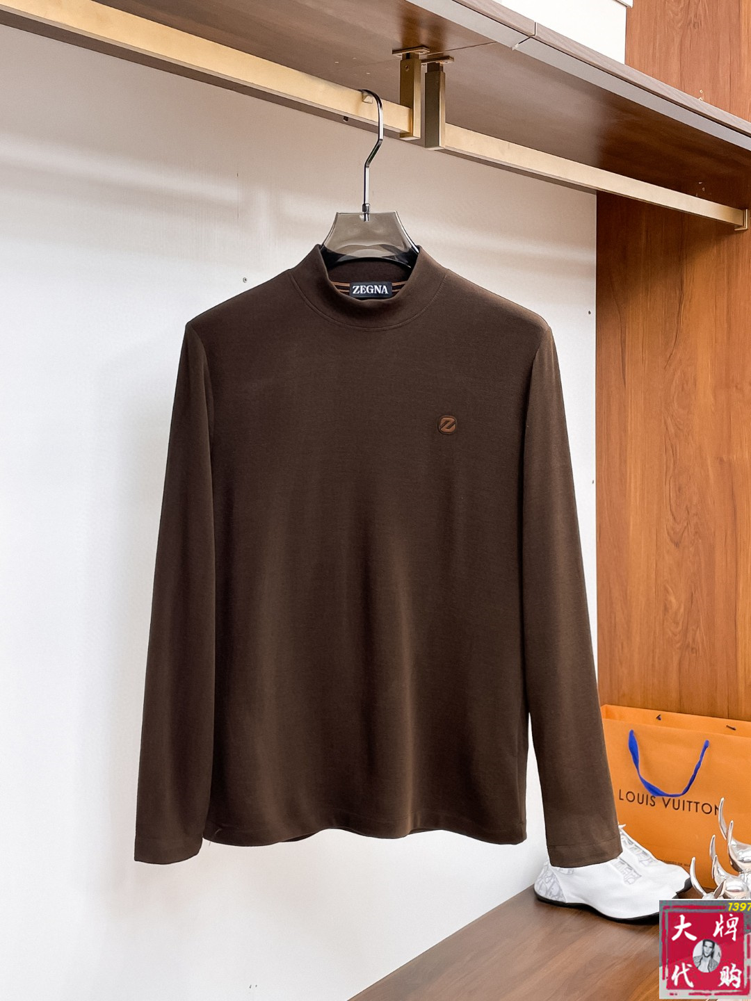 NO:573068,[Zegna] Fashionable and simple early autumn long-sleeved bottoming shirt. It is famous for its simple and delicate design and high-quality details. It is perfectly cut and meticulously used. It is suitable for any occasion. It feels excellent, comfortable and breathable! It is the choice for men who pay attention to practicality and quality. The quality of the original order is synchronized with the official website [strong]. New models are on the market and sold immediately. Large quantities are available [handshake] Size M-3XL,,zegna,alexander wang19860909【 Zegna 杰尼亚】 时尚简约 早秋打底衫长袖 简洁细腻的设计和高质细节而闻名,裁剪完美,后用料一丝不苟,适合任何场合, 手感极佳 舒服又透气! 是注重实用和品质的男士的选择.原單品質 官網同步[强].新款上市 即转即卖 有大货[握手] 码数M-3XL,,zegna,alexander wang,Men's clothing