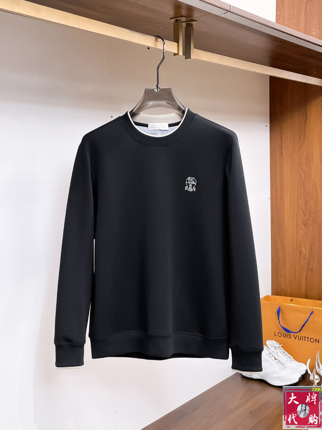 NO:573071,【BC】Fashionable and simple early autumn long-sleeved bottoming shirt. It is famous for its simple and delicate design and high-quality details. It is perfectly cut and meticulously used. It is suitable for any occasion. It feels excellent, comfortable and breathable! It is the choice of men who pay attention to practicality and quality. The quality of the original order is synchronized with the official website [strong]. New models are on the market and sold immediately [handshake] Size M-3XL,, alexander wang19860909【 BC】 时尚简约 早秋打底衫长袖 简洁细腻的设计和高质细节而闻名,裁剪完美,后用料一丝不苟,适合任何场合, 手感极佳 舒服又透气! 是注重实用和品质的男士的选择.原單品質 官網同步[强].新款上市 即转即卖 有大货[握手] 码数M-3XL,,alexander wang,Men's clothing