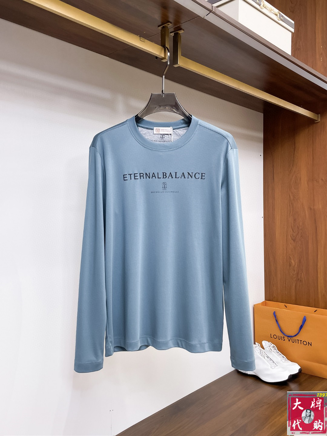 NO:573074,[Balmain] Fashionable and simple early autumn long-sleeved bottoming shirt. It is famous for its simple and delicate design and high-quality details. It is perfectly cut and meticulously used. It is suitable for any occasion. It feels excellent, comfortable and breathable! It is the choice for men who pay attention to practicality and quality. The quality of the original order is synchronized with the official website [strong]. New models are on the market and sold immediately. Large quantities are available [handshake] Size M-3XL,, balmain, alexander wang19860909【 巴尔曼】 时尚简约 早秋打底衫长袖 简洁细腻的设计和高质细节而闻名,裁剪完美,后用料一丝不苟,适合任何场合, 手感极佳 舒服又透气! 是注重实用和品质的男士的选择.原單品質 官網同步[强].新款上市 即转即卖 有大货[握手] 码数M-3XL,,balmain,alexander wang,Men's clothing