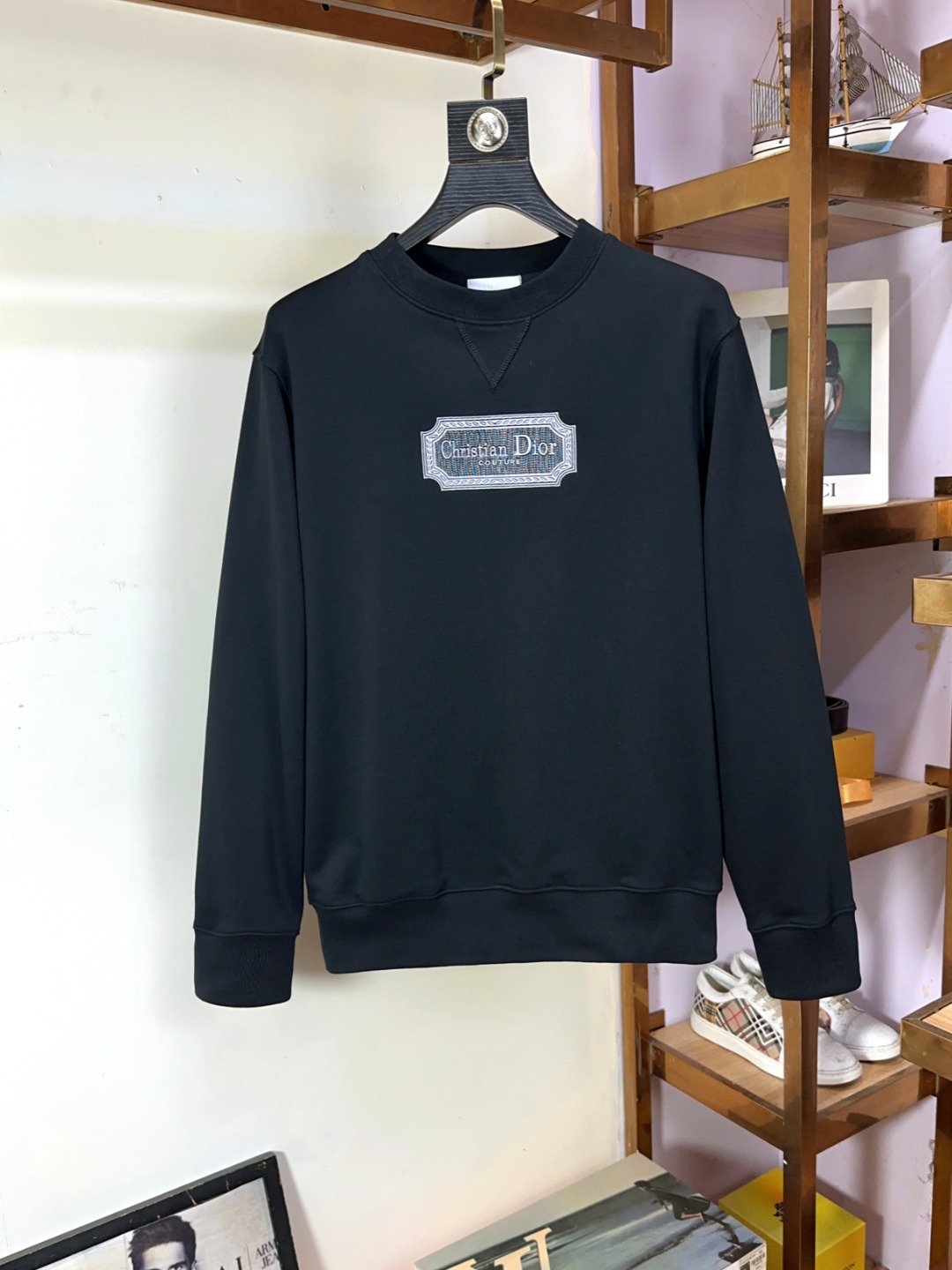 NO:573078,Dior's top fashion high-end long-sleeved sweatshirt. High-end customization and versatile style. Italian imported fabrics can be easily controlled by anyone. The fabric is fully customized. The latest logo design of the luxury classic brand on the chest is very classy and a must-have for those who know the goods!  The tailoring is slim-fitting, very refined, shows off aura, and highlights the sophistication of business men. This is unique, it has just the right amount of slim fit, and the upper body effect is great!  Size S-XL,,dior,hoodie,sweatshirts,alexander wang19860909迪奥 顶级时尚高端长袖卫衣 高级定制百搭款,意大利进口面料任何人都可以轻松驾驭 面料全订制工艺 胸前奢华经典品牌最新logo设计,非常显档次懂货的必须入！版型剪裁属于修身款 非常精致,显气场,又会凸显商务男士的精致,这就是独到之处,恰到好处的修身,上身效果非常赞！尺码S-XL,,dior,hoodie,sweatshirts,alexander wang,Men's clothing