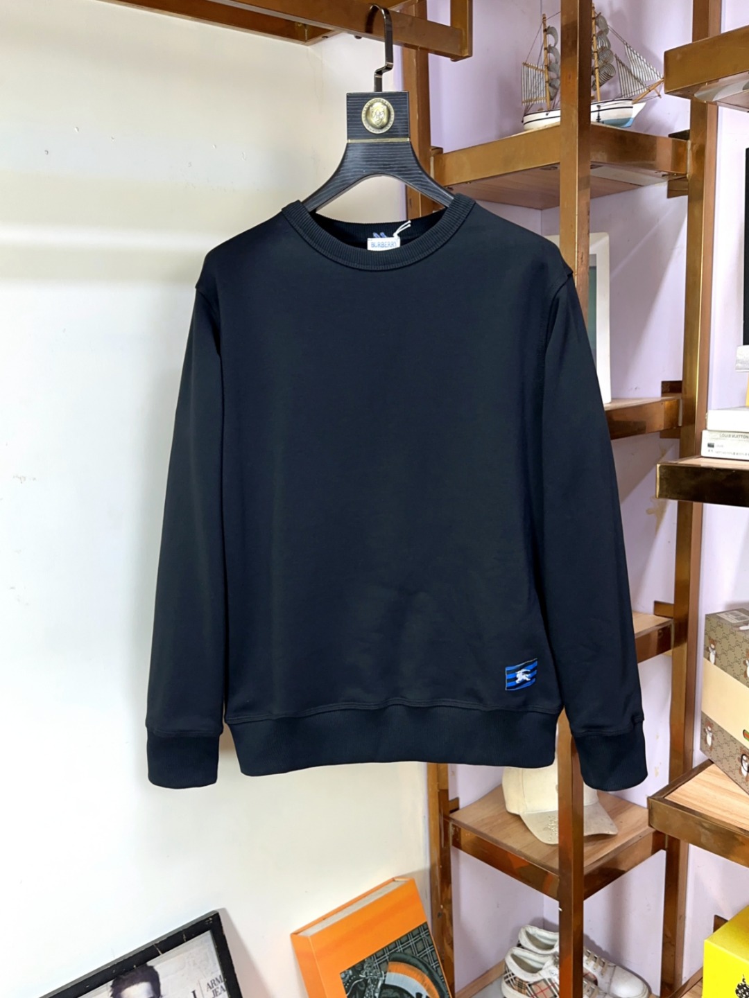 NO:573072,Burberry Top fashion high-end long-sleeved sweatshirt. High-end customization and versatile style. Italian imported fabrics can be easily controlled by anyone. The fabric is fully customized. The latest logo design of the luxury classic brand on the chest is very classy and a must-have for those who know the goods!  The tailoring is slim-fitting, very refined, shows off aura, and highlights the sophistication of business men. This is unique, it has just the right amount of slim fit, and the upper body effect is great!  Size S-XL,,burberry,burberry,hoodie,sweatshirts,alexander wang19860909Burberry 巴宝莉 顶级时尚高端长袖卫衣 高级定制百搭款,意大利进口面料任何人都可以轻松驾驭 面料全订制工艺 胸前奢华经典品牌最新logo设计,非常显档次懂货的必须入！版型剪裁属于修身款 非常精致,显气场,又会凸显商务男士的精致,这就是独到之处,恰到好处的修身,上身效果非常赞！尺码S-XL,,burberry,burberry,hoodie,sweatshirts,alexander wang,Men's clothing