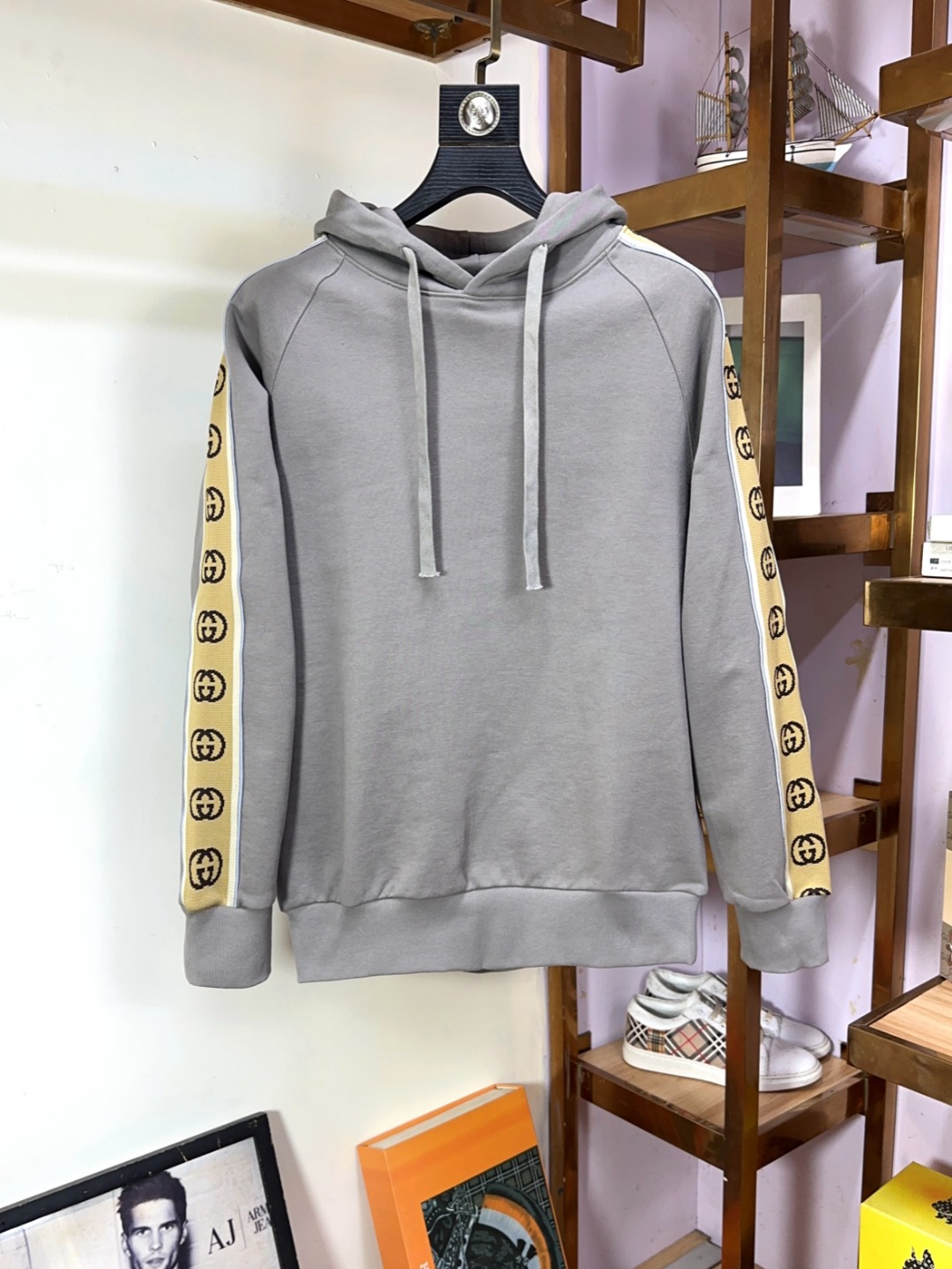 NO:573085,Gucci Gucci's top-notch long-sleeved hooded three-dimensional embroidered sweatshirt is a highly customized and versatile style. Italian imported fabrics can be easily controlled by anyone. The fabrics are fully customized and the latest logo design of the luxury classic brand on the chest is very classy and a must-have for those who know their stuff!  The tailoring is slim-fitting, very refined, shows off aura, and highlights the sophistication of business men. This is unique, it has just the right amount of slim fit, and the upper body effect is great!  Size S-XL can wear 190 pounds, gucci, hoodie, sweatshirts, hats, alexander wang19860909Gucci 古奇 顶级长袖连帽立体刺绣卫衣高级定制百搭款,意大利进口面料任何人都可以轻松驾驭 面料全订制工艺 胸前奢华经典品牌最新logo设计,非常显档次懂货的必须入！版型剪裁属于修身款 非常精致,显气场,又会凸显商务男士的精致,这就是独到之处,恰到好处的修身,上身效果非常赞！尺码S-XL 可穿190斤,,gucci,hoodie,sweatshirts,hats,alexander wang,Men's clothing