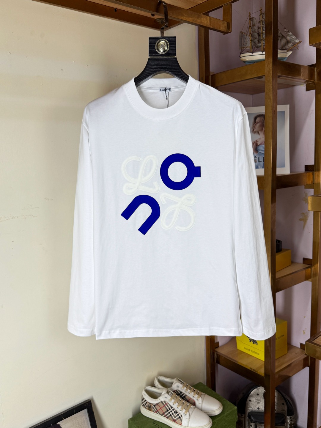 NO:573093,Loewe 2025 autumn and winter round neck embroidered long-sleeved T-shirt base layer  The elemental logo badge highlights the charm of casual fashion and still leads the fashion trend. It selects long-staple cotton yarn and 260g worsted high-count heavyweight custom-woven and dyed fabrics. It is washed at high temperature before cutting and set, and the finished product is washed softly. It feels skin-friendly and soft when worn, and has a natural drape. The counter is synchronized with the slightly dropped shoulders and loose version. It can be salty or sweet, suitable for both men and women, and is super versatile. Using machine embroidery, the delicate and full texture is highlighted, bringing a new experience to fashionable sports and leisure!  !  Sizes XS-XL19860909Loewe 罗意威 2025秋冬 圆领刺绣长袖T恤打底衫 元素性的Logo徽章凸显休闲时尚魅力,依然独领时尚风骚,甄选长绒棉纱,260g精纺高支重磅定织定染面料,裁前高温洗水定型,成品再洗柔,穿着感受亲肤棉柔,垂感自然.专柜同步,微落肩宽松版型,可盐可甜,男女皆宜,超百搭. 采用器械刺绣,细腻饱满的质感突显,为时尚运动休闲带来全新体验！！ 尺码 XS-XL XS码肩宽48 胸围100 衣长68 S码肩宽50 胸围104 衣长70 M码肩宽52 胸围108 衣长72 L码肩宽54 胸围112 衣长74 XL码肩宽56 胸围116 衣长76,,loewe,loewe,tees，t-shirt,alexander wang,Men's clothing