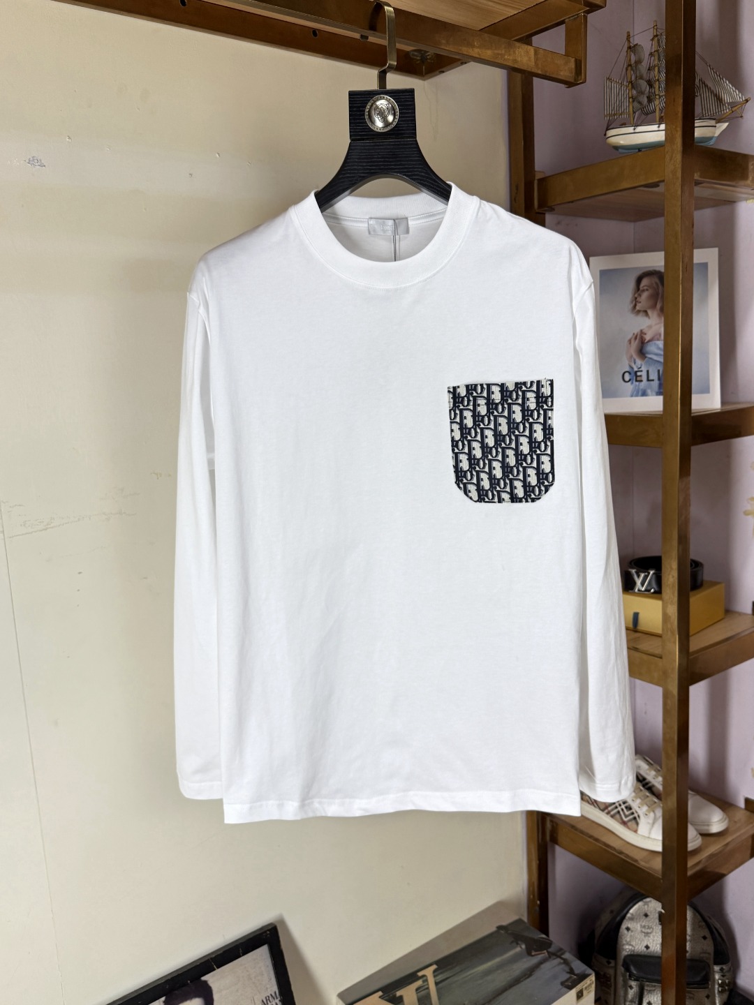 NO:573082,DIOR Dior 2025 Autumn and Winter Round neck embroidered long-sleeved T-shirt base layer. The elemental logo badge highlights the casual fashion charm and still leads the fashion trend. It selects long-staple cotton yarn and 260g worsted high-count heavy-weight custom-woven and dyed fabrics. It is washed at high temperature before cutting to set the shape. The finished product is washed softly. It feels skin-friendly when worn. The cotton is soft and has a natural drape. It is synchronized with the counter and has a slightly dropped shoulder and loose version. It can be salty or sweet, suitable for both men and women, and is super versatile.  Using machine embroidery, the delicate and full texture is highlighted, bringing a new experience to fashion sports and leisure!  !  Sizes XS-XL19860909DIOR 迪奥 2025秋冬 圆领刺绣长袖T恤打底衫 元素性的Logo徽章凸显休闲时尚魅力,依然独领时尚风骚,甄选长绒棉纱,260g精纺高支重磅定织定染面料,裁前高温洗水定型,成品再洗柔,穿着感受亲肤棉柔,垂感自然.专柜同步,微落肩宽松版型,可盐可甜,男女皆宜,超百搭. 采用器械刺绣,细腻饱满的质感突显,为时尚运动休闲带来全新体验！！ 尺码 XS-XL XS码肩宽48 胸围100 衣长68 S码肩宽50 胸围104 衣长70 M码肩宽52 胸围108 衣长72 L码肩宽54 胸围112 衣长74 XL码肩宽56 胸围116 衣长76,,dior,dior,tees，t-shirt,alexander wang,Men's clothing