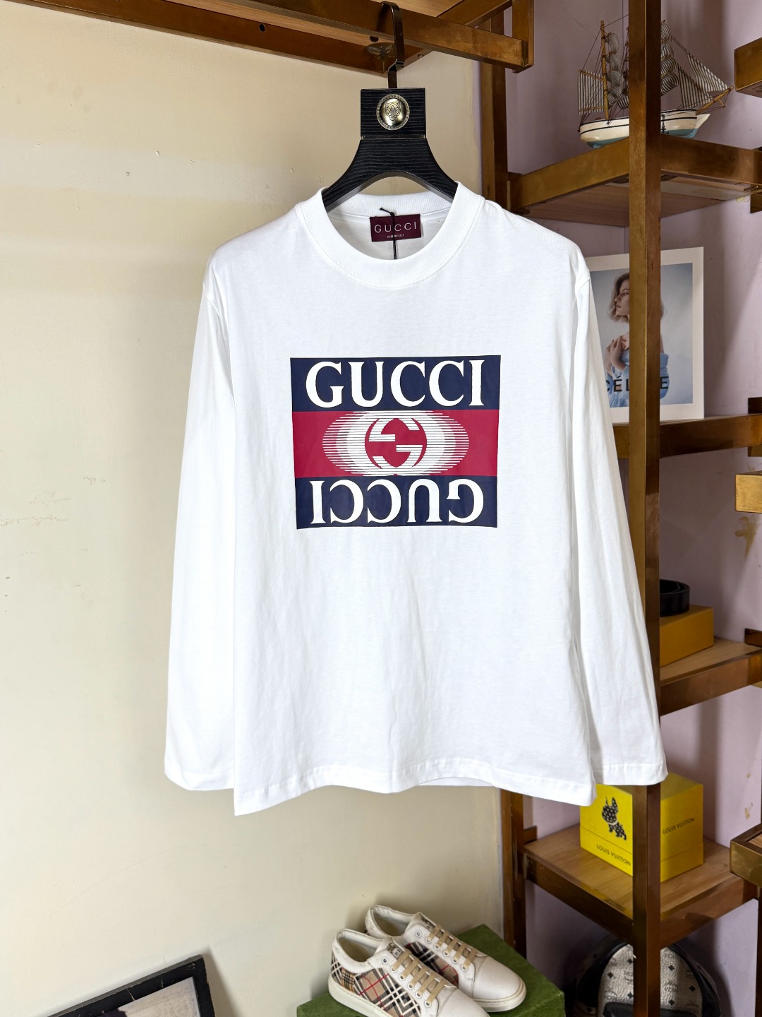 NO:573089,Gucci 2025 Autumn and Winter round neck embroidered long-sleeved T-shirt base layer. The elemental logo badge highlights the casual fashion charm and still leads the fashion style. It selects long-staple cotton yarn and 260g worsted high-count heavy-weight custom-woven and dyed fabrics. It is washed at high temperature before cutting to shape, and the finished product is washed softly. It feels skin-friendly when worn. The cotton is soft and has a natural drape. It is synchronized with the counter and has a loose version with slightly dropped shoulders. It can be salty or sweet, suitable for both men and women, and is super versatile.  Using machine embroidery, the delicate and full texture is highlighted, bringing a new experience to fashion sports and leisure!  !  Sizes XS-XL19860909Gucci 古奇 2025秋冬 圆领刺绣长袖T恤打底衫 元素性的Logo徽章凸显休闲时尚魅力,依然独领时尚风骚,甄选长绒棉纱,260g精纺高支重磅定织定染面料,裁前高温洗水定型,成品再洗柔,穿着感受亲肤棉柔,垂感自然.专柜同步,微落肩宽松版型,可盐可甜,男女皆宜,超百搭. 采用器械刺绣,细腻饱满的质感突显,为时尚运动休闲带来全新体验！！ 尺码 XS-XL XS码肩宽48 胸围100 衣长68 S码肩宽50 胸围104 衣长70 M码肩宽52 胸围108 衣长72 L码肩宽54 胸围112 衣长74 XL码肩宽56 胸围116 衣长76,,gucci,tees，t-shirt,alexander wang,Men's clothing