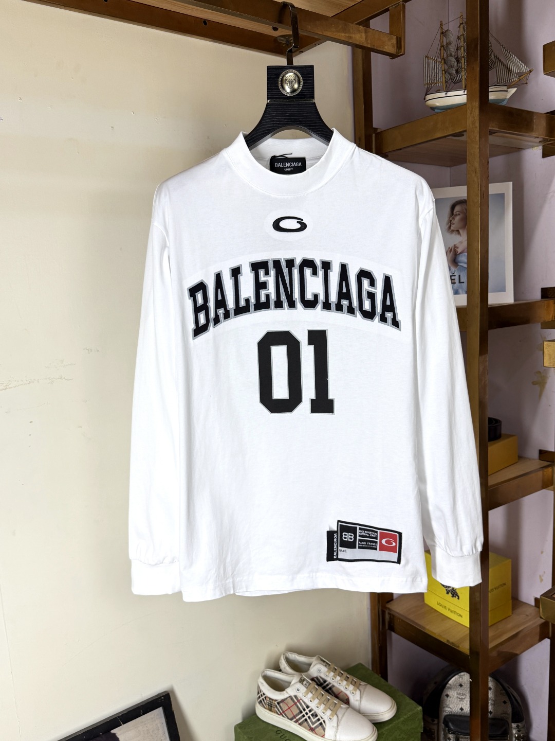 NO:573099,Balenciaga Balenciaga 2025 autumn and winter round neck embroidered long-sleeved T-shirt bottoming shirt  The elemental logo badge highlights the charm of casual fashion and still leads the fashion trend. It selects long-staple cotton yarn and 260g worsted high-count heavyweight custom-woven and dyed fabrics. It is washed at high temperature before cutting and set, and the finished product is washed softly. It feels skin-friendly and soft when worn, and has a natural drape. The counter is synchronized with the slightly dropped shoulders and loose version. It can be salty or sweet, suitable for both men and women, and is super versatile. Using machine embroidery, the delicate and full texture is highlighted, bringing a new experience to fashionable sports and leisure!  !  Sizes XS-XL  wang19860909Balenciaga 巴黎世家 2025秋冬 圆领刺绣长袖T恤打底衫 元素性的Logo徽章凸显休闲时尚魅力,依然独领时尚风骚,甄选长绒棉纱,260g精纺高支重磅定织定染面料,裁前高温洗水定型,成品再洗柔,穿着感受亲肤棉柔,垂感自然.专柜同步,微落肩宽松版型,可盐可甜,男女皆宜,超百搭. 采用器械刺绣,细腻饱满的质感突显,为时尚运动休闲带来全新体验！！ 尺码 XS-XL XS码肩宽48 胸围100 衣长68 S码肩宽50 胸围104 衣长70 M码肩宽52 胸围108 衣长72 L码肩宽54 胸围112 衣长74 XL码肩宽56 胸围116 衣长76,,balenciaga,balenciaga,tees，t-shirt,alexander wang,Men's clothing