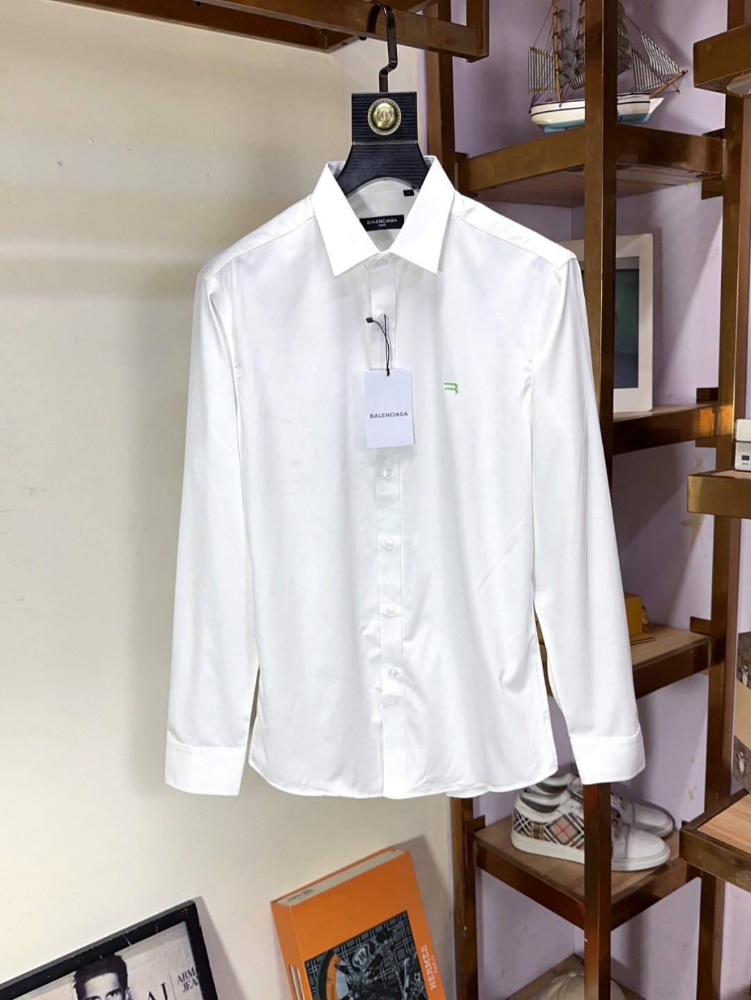 NO:773546,Balenciaga's official website is synchronized with the original original label and is in stock for a long time. Top-notch business original long-sleeved shirts, advanced customization and versatile styles. Anyone can easily control it. The fabric is fully customized. The latest logo design of the luxury classic brand on the chest is very classy and a must-have for those who know the goods!  The tailoring is slim-fitting, very refined, shows off aura, and highlights the sophistication of business men. This is unique, it has just the right amount of slim fit, and the upper body effect is great!  Size M-3XL,,balenciaga,balenciaga,shirts,19860909balenciaga 巴黎世家 官网同步原版原标长期有货 顶级商务原单长袖衬衫高级定制百搭款式 任何人都可以轻松驾驭 面料全订制工艺 胸前奢华经典品牌最新logo设计,非常显档次懂货的必须入！版型剪裁属于修身款 非常精致,显气场,又会凸显商务男士的精致,这就是独到之处,恰到好处的修身,上身效果非常赞！尺码M-3XL,,balenciaga,balenciaga,shirts,,Men's clothing