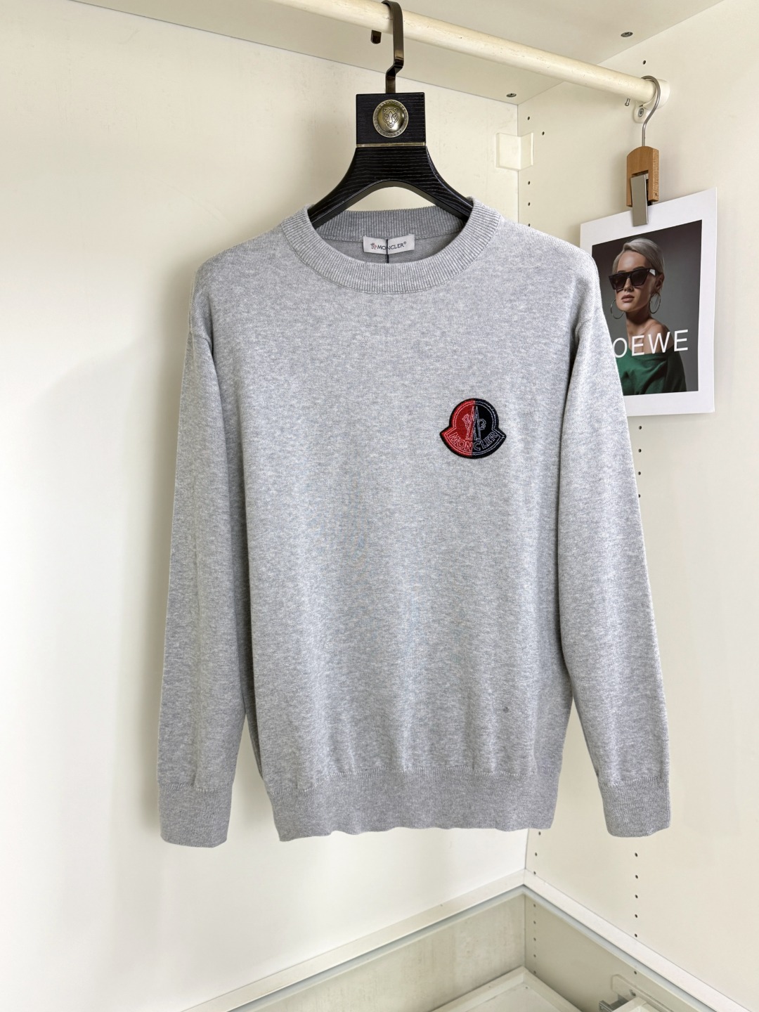 NO:601059,Moncler new style wool blended long-sleeved crew neck sweater, high-end version!  Custom-made fabrics at the counter are highly breathable and comfortable, with impeccable details and brand element design concepts, reflecting high quality. It feels delicate and soft!  It presents a casual cut and the upper body shape is awesome!  Size S-XL,,Moncler,sweaters,alexander wang19860909Moncler 蒙口 新款 羊毛混纺长袖圆领毛衣羊毛衫 ,高端版本！专柜定制面料 透气舒适度高,细节无可挑剔,品牌元素设计理念,体现高品质.手感细腻柔软！呈现休闲裁剪,上身版型超赞！码数S-XL,,Moncler,sweaters,alexander wang,Men's clothing