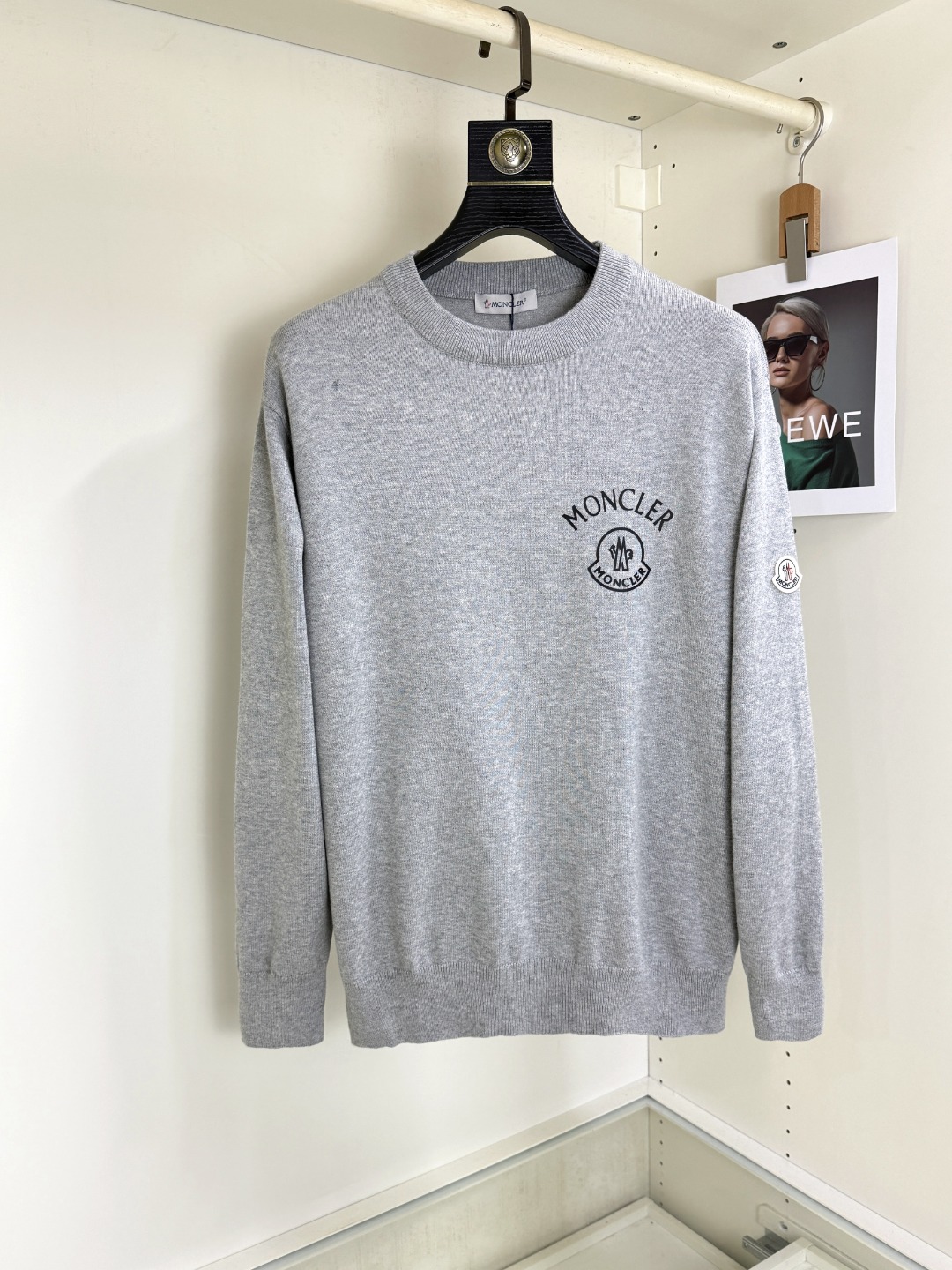 NO:644905,Moncler new style wool blended long-sleeved crew neck sweater, high-end version!  Custom-made fabrics at the counter are highly breathable and comfortable, with impeccable details and brand element design concepts, reflecting high quality. It feels delicate and soft!  It presents a casual cut and the upper body shape is awesome!  Size S-XL,,Moncler,sweaters,alexander wang19860909Moncler 蒙口 新款 羊毛混纺长袖圆领毛衣羊毛衫 ,高端版本！专柜定制面料 透气舒适度高,细节无可挑剔,品牌元素设计理念,体现高品质.手感细腻柔软！呈现休闲裁剪,上身版型超赞！码数S-XL,,Moncler,sweaters,alexander wang,Men's clothing