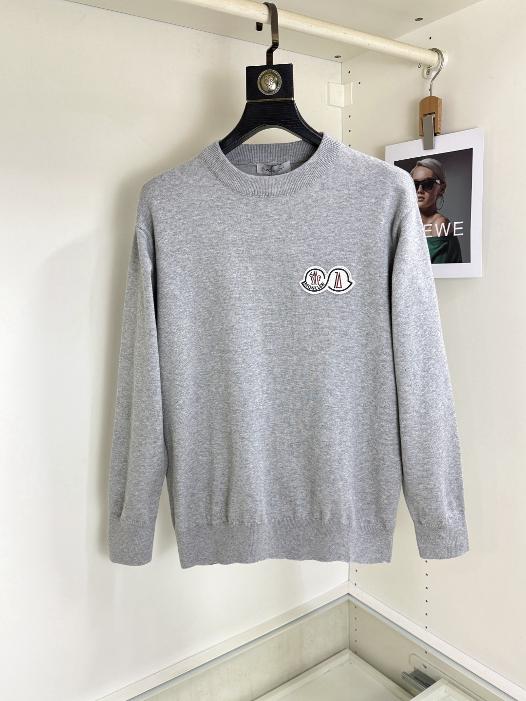 NO:601063,Moncler new style wool blended long-sleeved crew neck sweater, high-end version!  Custom-made fabrics at the counter are highly breathable and comfortable, with impeccable details and brand element design concepts, reflecting high quality. It feels delicate and soft!  It presents a casual cut and the upper body shape is awesome!  Size S-XL,,Moncler,sweaters,alexander wang19860909Moncler 蒙口 新款 羊毛混纺长袖圆领毛衣羊毛衫 ,高端版本！专柜定制面料 透气舒适度高,细节无可挑剔,品牌元素设计理念,体现高品质.手感细腻柔软！呈现休闲裁剪,上身版型超赞！码数S-XL,,Moncler,sweaters,alexander wang,Men's clothing