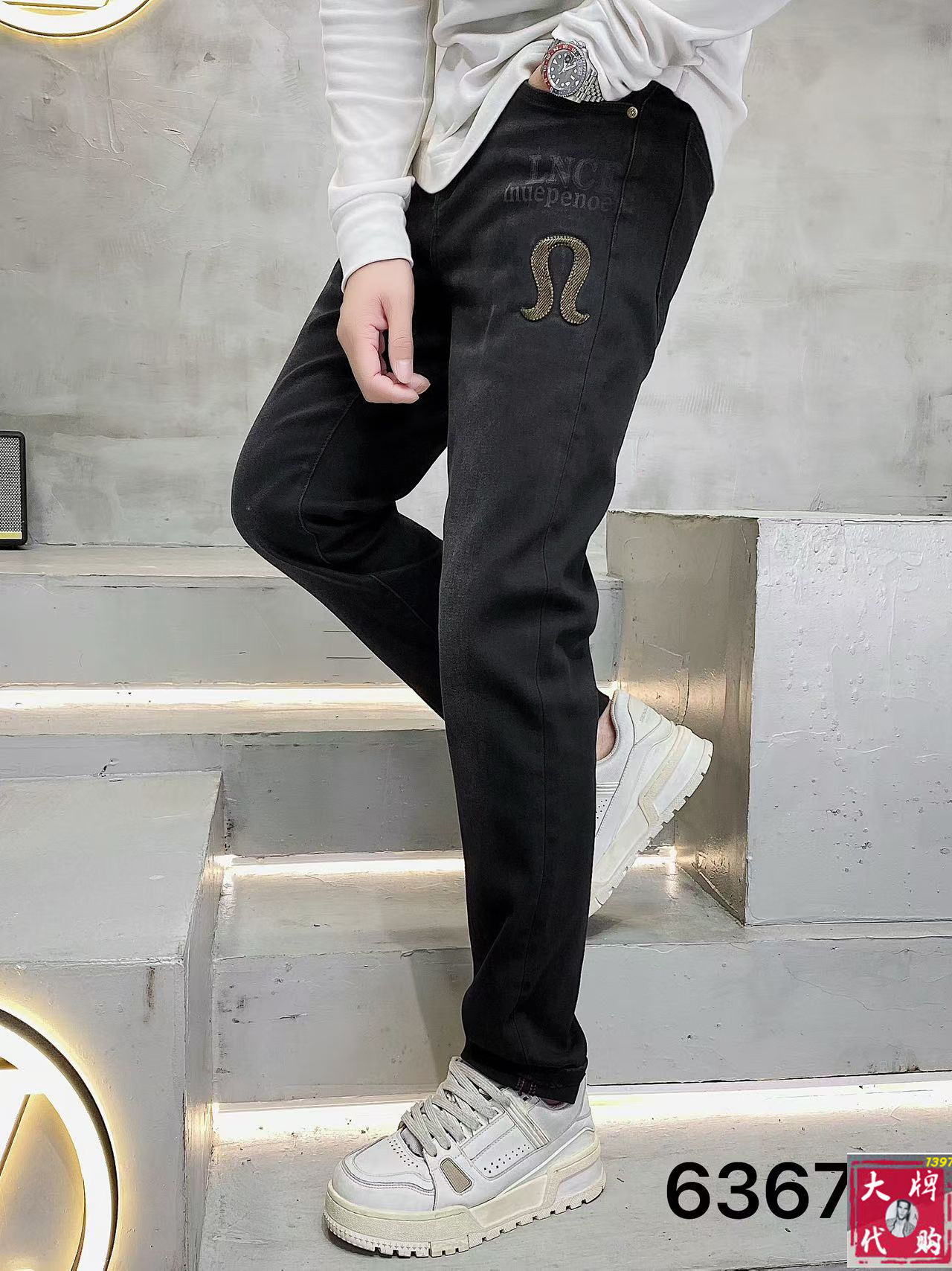 NO:622304,Lulu men's jeans are made of original fabric and original wash water!  Imported original washed elastic fabric, complicated handicraft superposition, any washing process will turn into a completely different color effect if you stay for a few seconds longer, so it is more precious, especially durable and taste-resistant... Use the best elastic texture of tannin, genuine leather labels, high-end metal accessories... to create a unique and original jeans style!  Original hardware accessories, super correct fit, comfortable and breathable, extremely high grade, counter quality, handsome upper body. Size 29-38,,jeans,alexander wang19860909Lulu 男士牛仔裤原厂原布原洗水！进口原版水洗弹力面料,复杂的手工艺叠加,任何一个洗水环节多停留几秒都会变成完全不一样的颜色效果,所以越加珍贵,特别持久、耐味…… 选用上乘的丹宁弹力质感,真皮皮牌、高定的金属辅料……打造出独特及原创的牛仔裤款型！原版五金辅料,版型超正,舒适透气,档次极高,专柜品质,上身帅气十足. 码数29-38,,jeans,alexander wang,Men's clothing