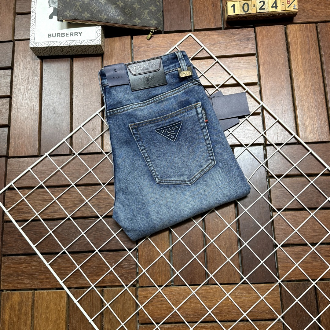 NO:690553,Prada's new autumn and winter products are available at counters. The best jeans counters in physical stores are original 1:1 good products, suitable for all ages. The highest version of European imported fabrics on the market. Comfortable, soft and skin-friendly, the upper body effect is super fashionable and versatile, straight and stylish, a wardrobe must-have!  Suitable for any occasion, sizes 30-40, prada, prada, jeans,19860909Prada 普拉达 秋冬新款新品 专柜有售 实体店极品牛仔裤专柜原版1:1好货,适合各个年龄段.市场最高版本的欧洲进口面料.舒适柔软亲肤,上身效果超级棒时尚百搭,笔挺有型,衣橱必备！适合任何场合穿着 尺码30-40,,prada,prada,jeans,,Men's clothing
