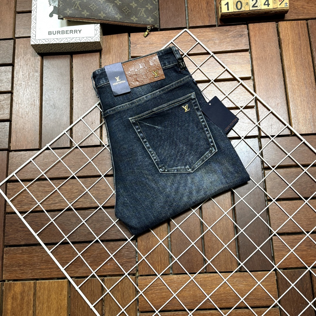 NO:690551,LV Louis Vuitton's new autumn and winter products are available at counters. The best jeans counters in physical stores are original 1:1 goods, suitable for all ages. The highest version of European imported fabrics on the market. Comfortable, soft and skin-friendly, with super upper body effects. Fashionable and versatile, straight and stylish, a wardrobe must-have!  Suitable for any occasion, sizes 30-40,,louis vuitton,louis vuitton,jeans,19860909LV 路易威登 秋冬新款新品 专柜有售 实体店极品牛仔裤专柜原版1:1好货,适合各个年龄段.市场最高版本的欧洲进口面料.舒适柔软亲肤,上身效果超级棒时尚百搭,笔挺有型,衣橱必备！适合任何场合穿着 尺码30-40,,louis vuitton,louis vuitton,jeans,,Men's clothing