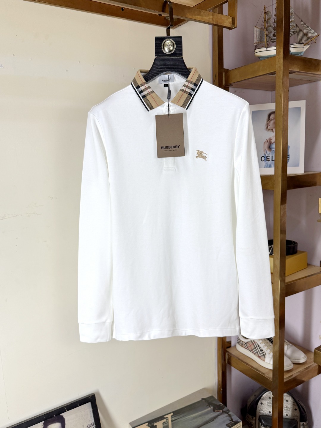 NO:690573,Burberry Exclusively provides high-end customization of new original men's Polo long sleeves. High version. Fashionable and versatile. Original imported pure cotton fabric. Logo pattern design on the chest. Super soft and delicate feel. Skin-friendly and comfortable to wear. High-end boutique. The upper body is exquisitely made by the factory. A must-have item for men. Three complete standards. Size M-4XL,,burberry,burberry,19860909Burberry 巴宝莉 独家专供新款原单男士Polo长袖高端定制 高版本 时尚百搭爆款 原版进口纯棉面料 胸前logo图案设计 手感超柔软细腻 穿着亲肤舒适 高端精品 代工厂精细做上身非常赞 男士必备单品 三标齐全 码数M-4XL,,burberry,burberry,,Men's clothing