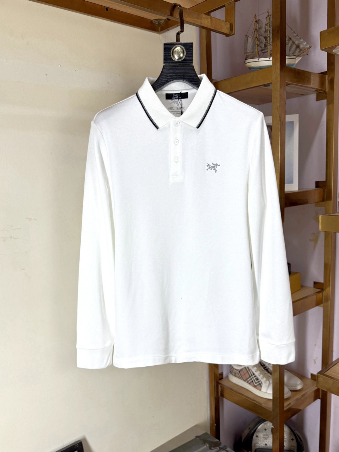 NO:690545,Arc'teryx is exclusively for high-end customization of new original men's Polo long sleeves. High version. Fashionable and versatile. Original imported pure cotton fabric. Logo design on the chest. Super soft and delicate feel. Skin-friendly and comfortable to wear. High-end boutique. The upper body is exquisitely made by the factory. A must-have item for men. Three complete standards. Size M-4XL, arc'teryx,19860909始祖鸟 独家专供新款原单男士Polo长袖高端定制 高版本 时尚百搭爆款 原版进口纯棉面料 胸前logo图案设计 手感超柔软细腻 穿着亲肤舒适 高端精品 代工厂精细做上身非常赞 男士必备单品 三标齐全 码数M-4XL,arc'teryx,,Men's clothing