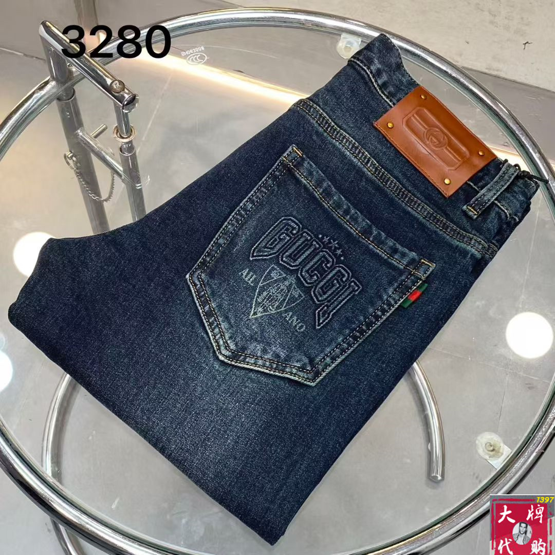 NO:644937,GUCCI Gucci men's jeans original factory original fabric original wash water!  Imported original washed elastic fabric, complicated handicraft superposition, any washing process will turn into a completely different color effect if you stay for a few seconds longer, so it is more precious, especially durable and taste-resistant... Use the best elastic texture of tannin, genuine leather labels, high-end metal accessories... to create a unique and original jeans style!  Original hardware accessories, super correct fit, comfortable and breathable, extremely high grade, counter quality, and a very handsome upper body!  Code number 29-38,,gucci,jeans,alexander wang19860909GUCCI古奇 男士牛仔裤原厂原布原洗水！进口原版水洗弹力面料,复杂的手工艺叠加,任何一个洗水环节多停留几秒都会变成完全不一样的颜色效果,所以越加珍贵,特别持久、耐味…… 选用上乘的丹宁弹力质感,真皮皮牌、高定的金属辅料……打造出独特及原创的牛仔裤款型！原版五金辅料,版型超正,舒适透气,档次极高,专柜品质,上身帅气十足！码数29-38,,gucci,jeans,alexander wang,Men's clothing