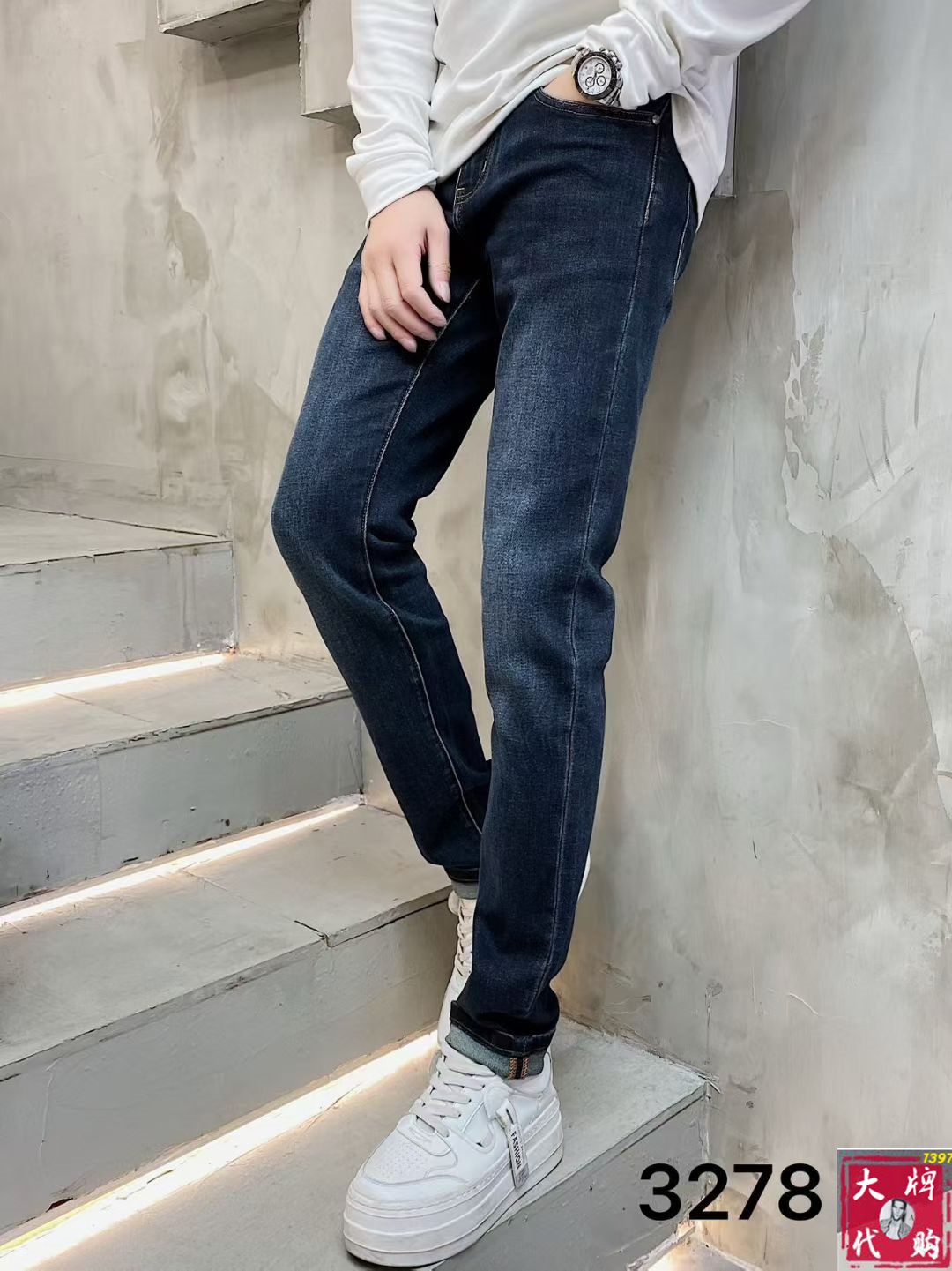 NO:644943,LV Louis Vuitton men's jeans original factory original fabric original wash water!  Imported original washed elastic fabric, complicated handicraft superposition, any washing process will turn into a completely different color effect if you stay for a few seconds longer, so it is more precious, especially durable and taste-resistant... Use the best elastic texture of tannin, genuine leather labels, high-end metal accessories... to create a unique and original jeans style!  Original hardware accessories, super correct fit, comfortable and breathable, extremely high grade, counter quality, and a very handsome upper body!  Code number 29-38,,louis vuitton,louis vuitton,jeans,alexander wang19860909LV 路易威登 男士牛仔裤原厂原布原洗水！进口原版水洗弹力面料,复杂的手工艺叠加,任何一个洗水环节多停留几秒都会变成完全不一样的颜色效果,所以越加珍贵,特别持久、耐味…… 选用上乘的丹宁弹力质感,真皮皮牌、高定的金属辅料……打造出独特及原创的牛仔裤款型！原版五金辅料,版型超正,舒适透气,档次极高,专柜品质,上身帅气十足！码数29-38,,louis vuitton,louis vuitton,jeans,alexander wang,Men's clothing