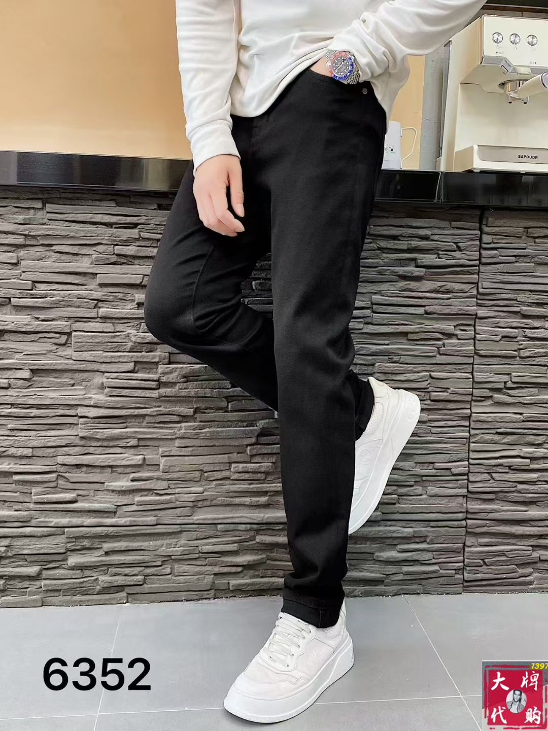 NO:644946,DG Dolce & Gabbana men's jeans original factory original fabric original wash water!  Imported original washed elastic fabric, complicated handicraft superposition, any washing process will turn into a completely different color effect if you stay for a few seconds longer, so it is more precious, especially durable and taste-resistant... Use the best elastic texture of tannin, genuine leather labels, high-end metal accessories... to create a unique and original jeans style!  Original hardware accessories, super correct fit, comfortable and breathable, extremely high grade, counter quality, and a very handsome upper body!  Code number 29-38,,Dolce&Gabbana,jeans,alexander wang19860909DG 杜嘉班纳 男士牛仔裤原厂原布原洗水！进口原版水洗弹力面料,复杂的手工艺叠加,任何一个洗水环节多停留几秒都会变成完全不一样的颜色效果,所以越加珍贵,特别持久、耐味…… 选用上乘的丹宁弹力质感,真皮皮牌、高定的金属辅料……打造出独特及原创的牛仔裤款型！原版五金辅料,版型超正,舒适透气,档次极高,专柜品质,上身帅气十足！码数29-38,,Dolce&Gabbana,jeans,alexander wang,Men's clothing