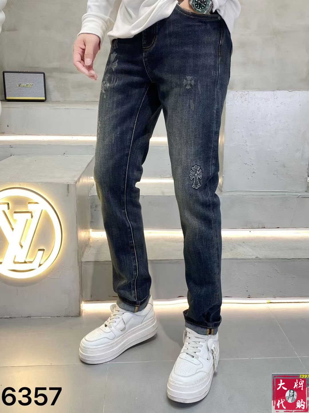 NO:644923,Croxin men's jeans original factory original fabric original wash water!  Imported original washed elastic fabric, complicated handicraft superposition, any washing process will turn into a completely different color effect if you stay for a few seconds longer, so it is more precious, especially durable and taste-resistant... Use the best elastic texture of tannin, genuine leather labels, high-end metal accessories... to create a unique and original jeans style!  Original hardware accessories, super correct fit, comfortable and breathable, extremely high grade, counter quality, and a very handsome upper body!  Code number 29-38,,chrome hearts,jeans,alexander wang19860909克罗心 男士牛仔裤原厂原布原洗水！进口原版水洗弹力面料,复杂的手工艺叠加,任何一个洗水环节多停留几秒都会变成完全不一样的颜色效果,所以越加珍贵,特别持久、耐味…… 选用上乘的丹宁弹力质感,真皮皮牌、高定的金属辅料……打造出独特及原创的牛仔裤款型！原版五金辅料,版型超正,舒适透气,档次极高,专柜品质,上身帅气十足！码数29-38,,chrome hearts,jeans,alexander wang,Men's clothing