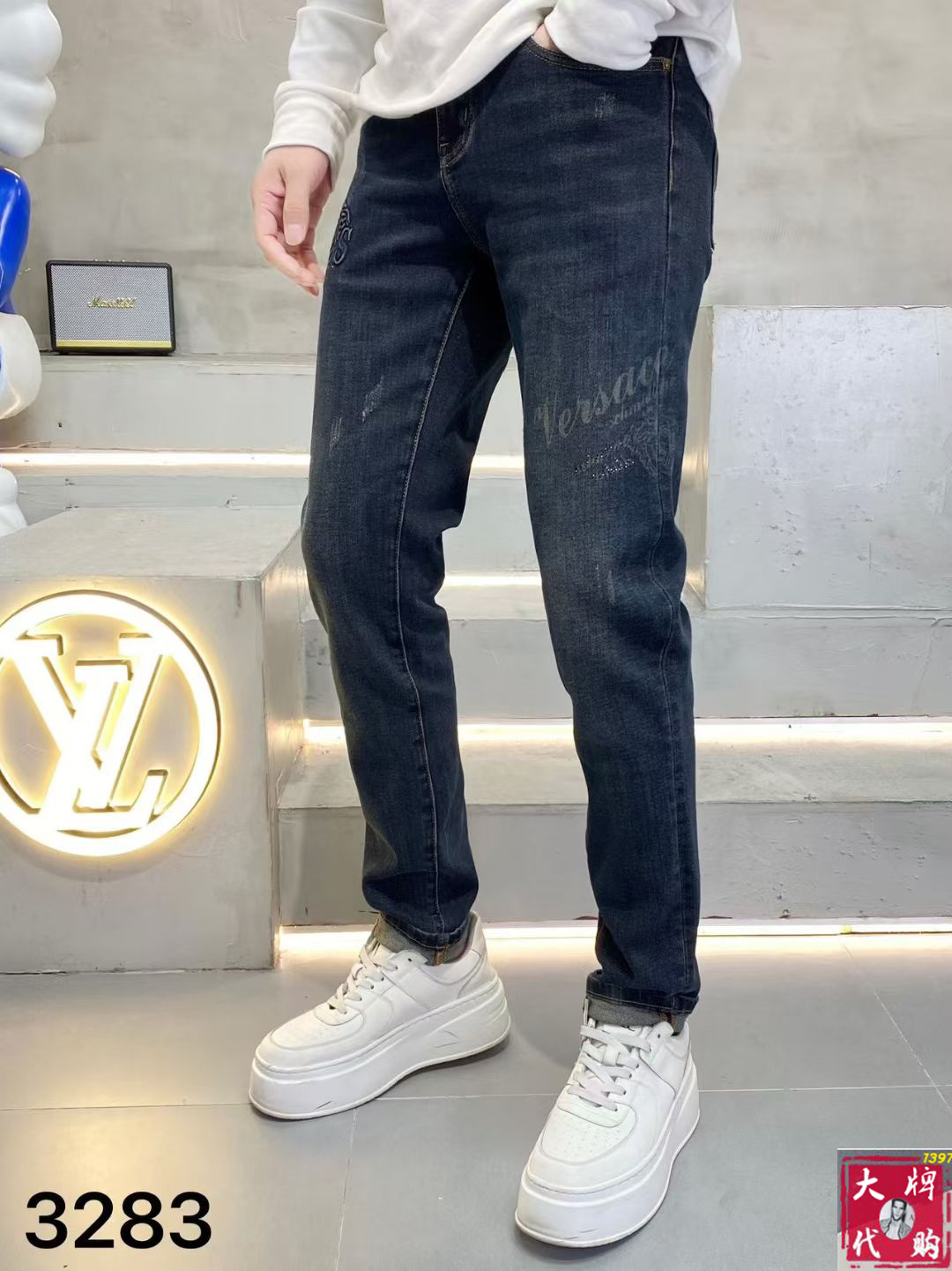 NO:644927,Versace men's jeans original factory original fabric original wash water!  Imported original washed elastic fabric, complicated handicraft superposition, any washing process will turn into a completely different color effect if you stay for a few seconds longer, so it is more precious, especially durable and taste-resistant... Use the best elastic texture of tannin, genuine leather labels, high-end metal accessories... to create a unique and original jeans style!  Original hardware accessories, super correct fit, comfortable and breathable, extremely high grade, counter quality, and a very handsome upper body!  Code number 29-38,,versace,versace,jeans,alexander wang19860909Versace 范思哲 男士牛仔裤原厂原布原洗水！进口原版水洗弹力面料,复杂的手工艺叠加,任何一个洗水环节多停留几秒都会变成完全不一样的颜色效果,所以越加珍贵,特别持久、耐味…… 选用上乘的丹宁弹力质感,真皮皮牌、高定的金属辅料……打造出独特及原创的牛仔裤款型！原版五金辅料,版型超正,舒适透气,档次极高,专柜品质,上身帅气十足！码数29-38,,versace,versace,jeans,alexander wang,Men's clothing