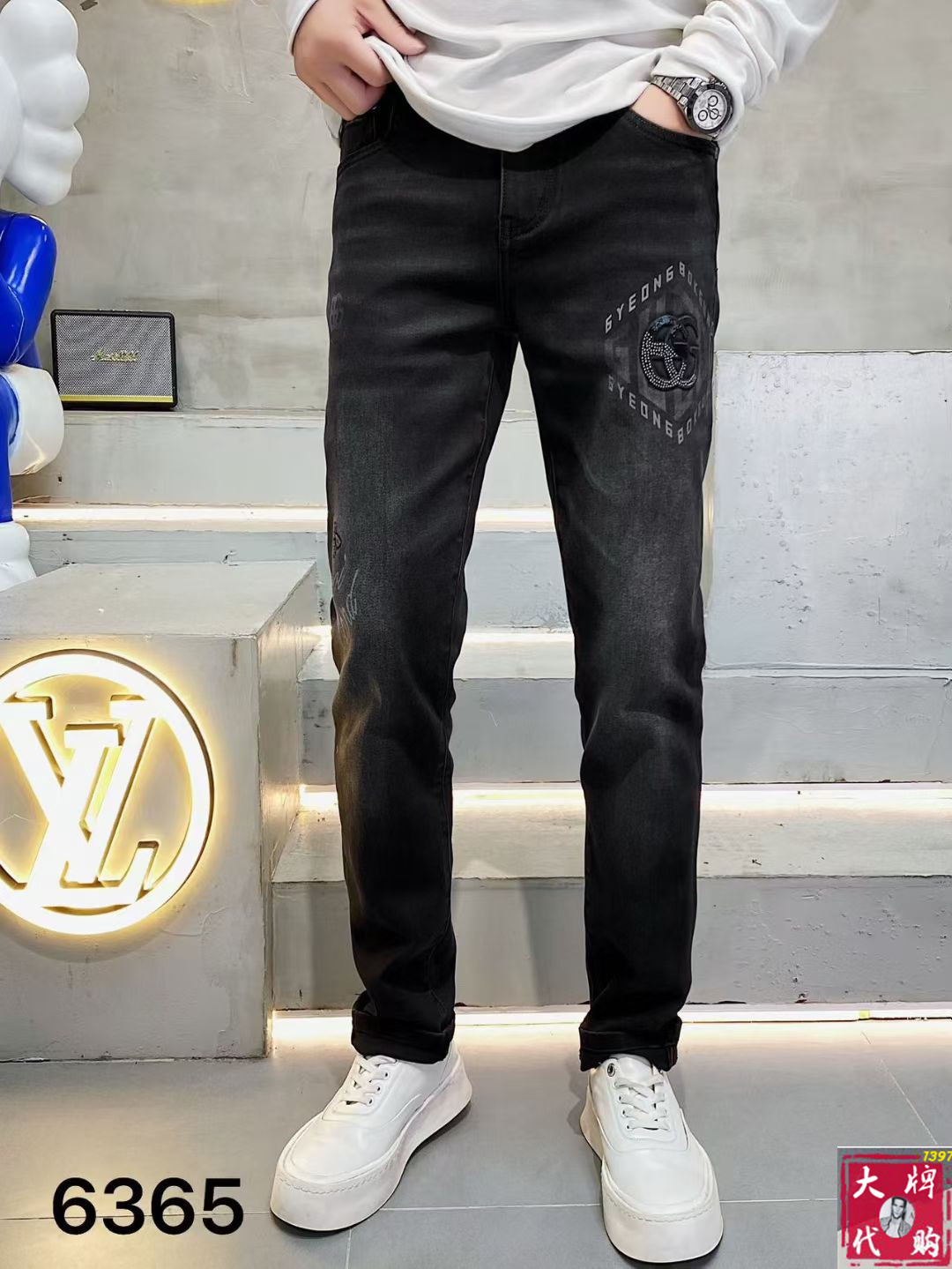 NO:644930,DG Dolce & Gabbana men's jeans original factory original fabric original wash water!  Imported original washed elastic fabric, complicated handicraft superposition, any washing process will turn into a completely different color effect if you stay for a few seconds longer, so it is more precious, especially durable and taste-resistant... Use the best elastic texture of tannin, genuine leather labels, high-end metal accessories... to create a unique and original jeans style!  Original hardware accessories, super correct fit, comfortable and breathable, extremely high grade, counter quality, and a very handsome upper body!  Code number 29-38,,Dolce&Gabbana,jeans,alexander wang19860909DG 杜嘉班纳 男士牛仔裤原厂原布原洗水！进口原版水洗弹力面料,复杂的手工艺叠加,任何一个洗水环节多停留几秒都会变成完全不一样的颜色效果,所以越加珍贵,特别持久、耐味…… 选用上乘的丹宁弹力质感,真皮皮牌、高定的金属辅料……打造出独特及原创的牛仔裤款型！原版五金辅料,版型超正,舒适透气,档次极高,专柜品质,上身帅气十足！码数29-38,,Dolce&Gabbana,jeans,alexander wang,Men's clothing